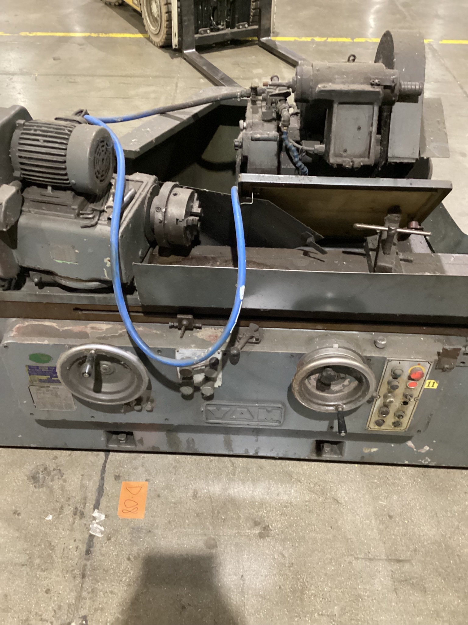 YANG IRON YAM-GU27-100H CYLINDRICAL GRINDER USED 3