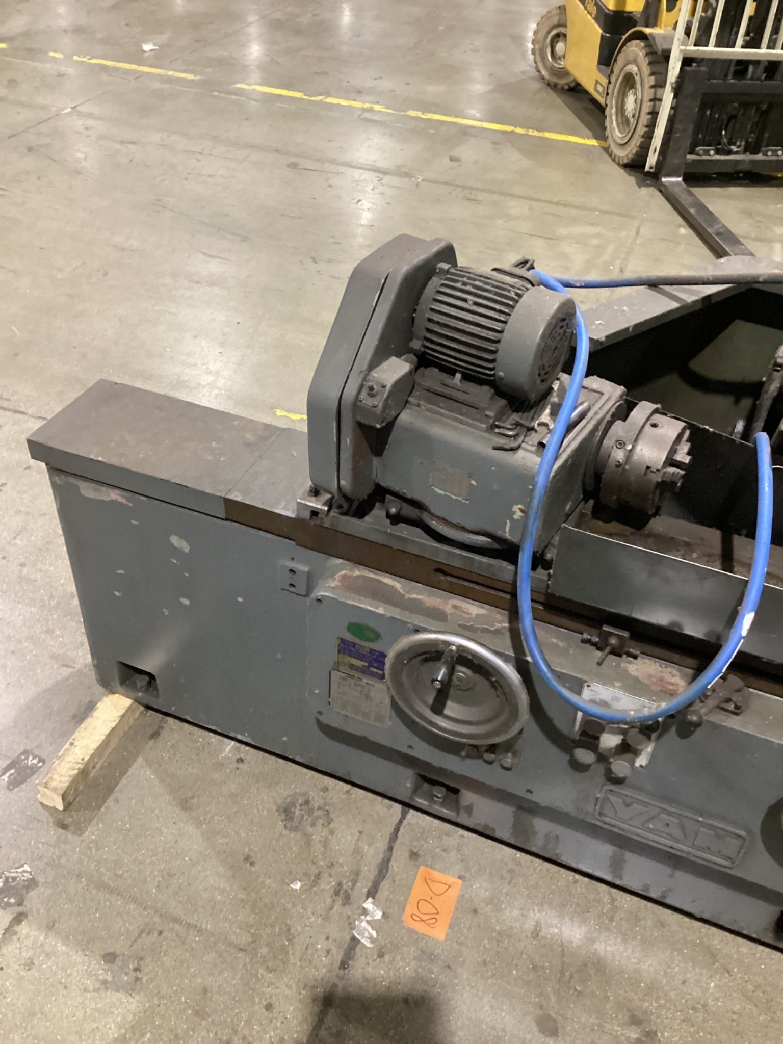 YANG IRON YAM-GU27-100H CYLINDRICAL GRINDER USED 4