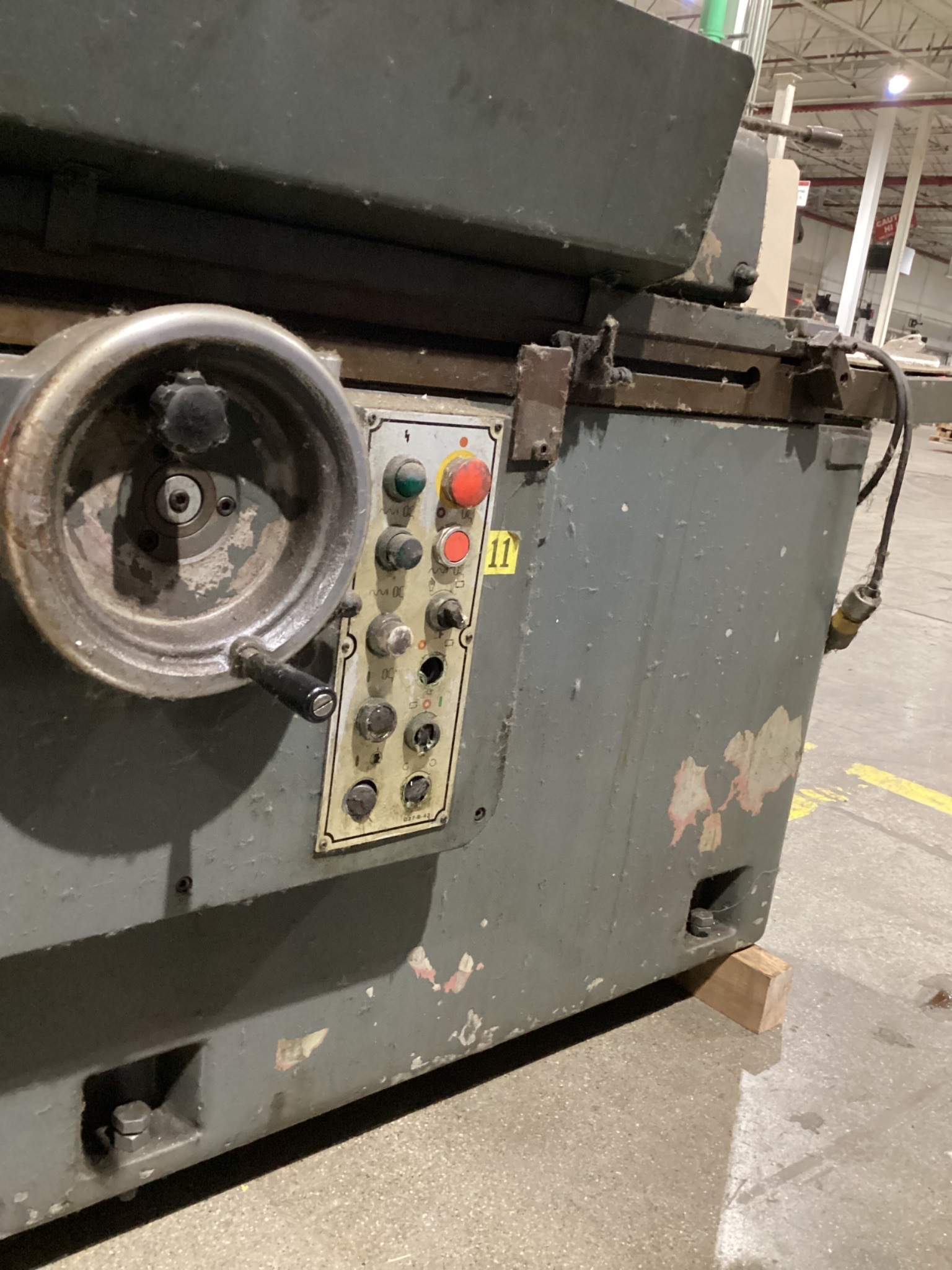 YANG IRON YAM-GU27-100H CYLINDRICAL GRINDER USED 8