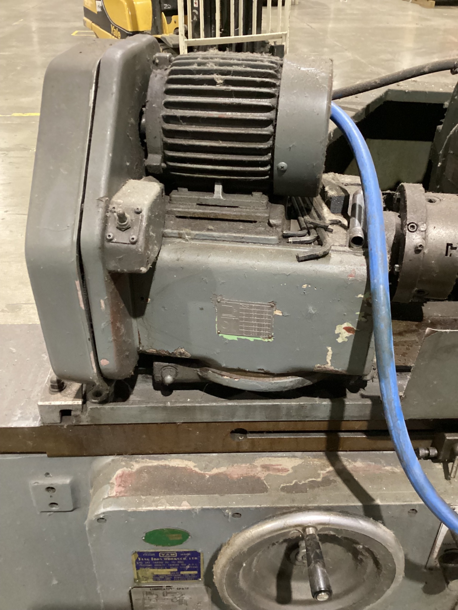 YANG IRON YAM-GU27-100H CYLINDRICAL GRINDER USED 9