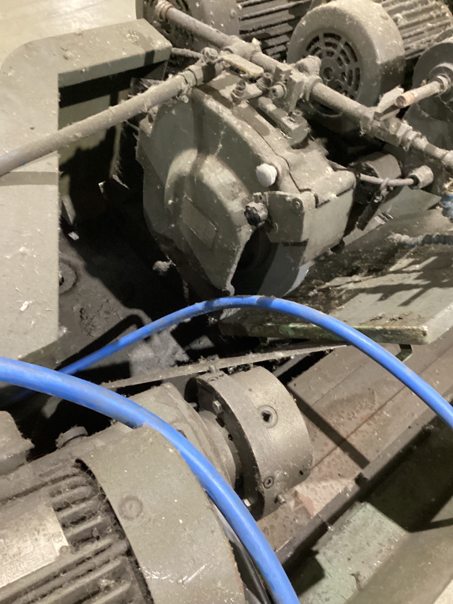 YANG IRON YAM-GU27-100H CYLINDRICAL GRINDER USED 10