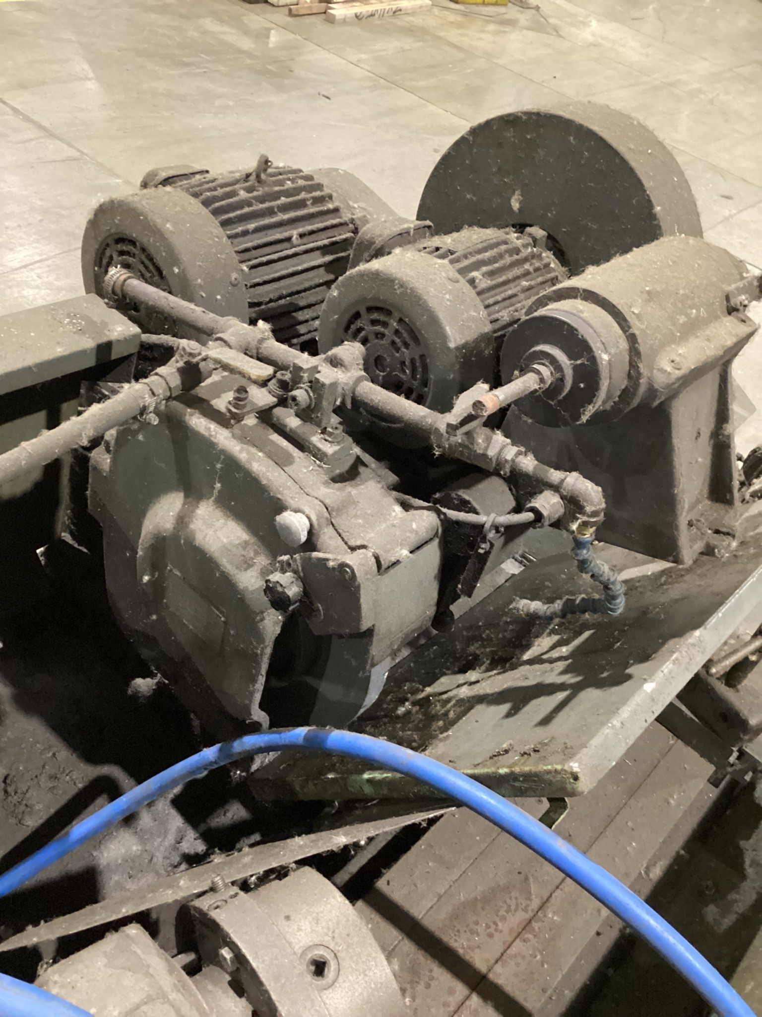 YANG IRON YAM-GU27-100H CYLINDRICAL GRINDER USED 11