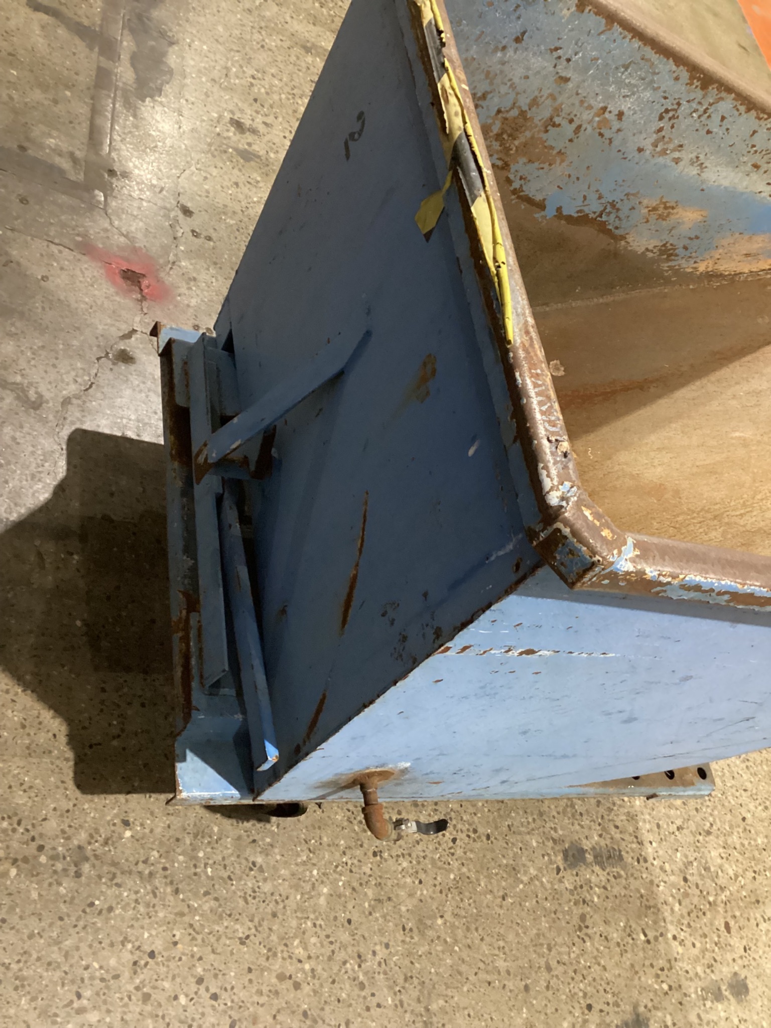 SELF DUMPING HOPPER USED 4