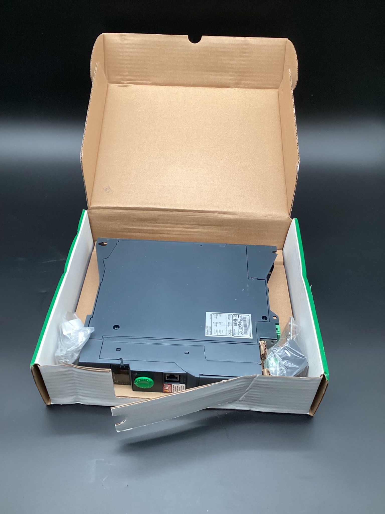 SCHNEIDER ELECTRIC ATV320U04N4B Frequency Converter NEW 4