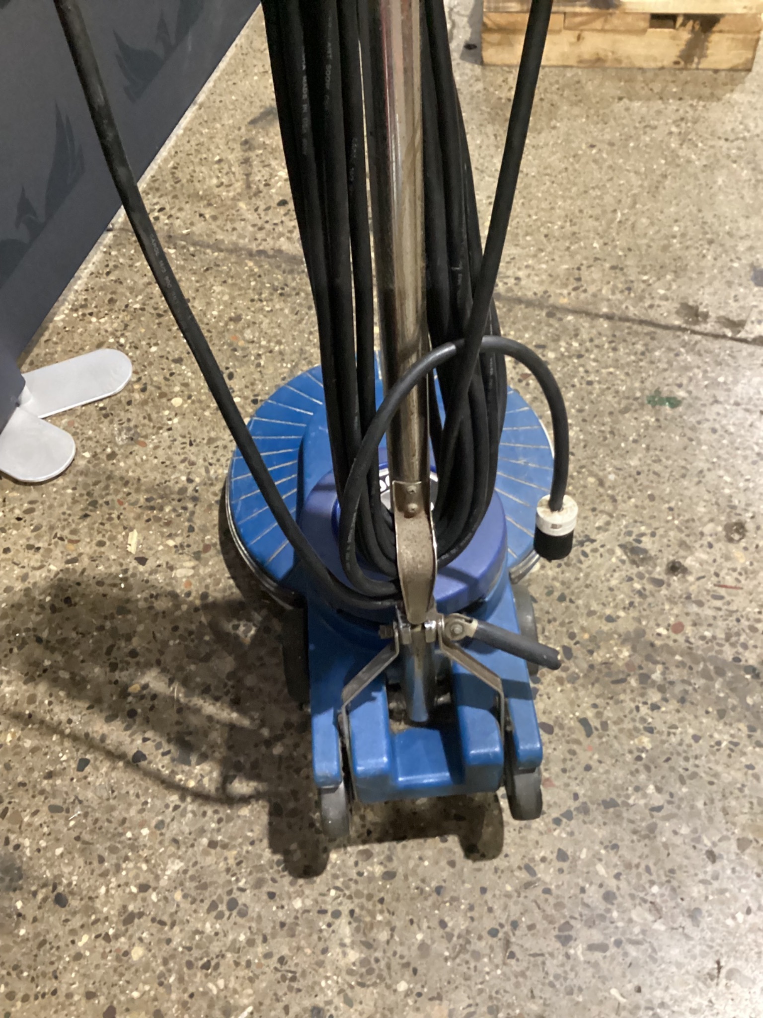 POWR-FLITE 2000 MODEL SCRUBBER/POLISHER USED 7