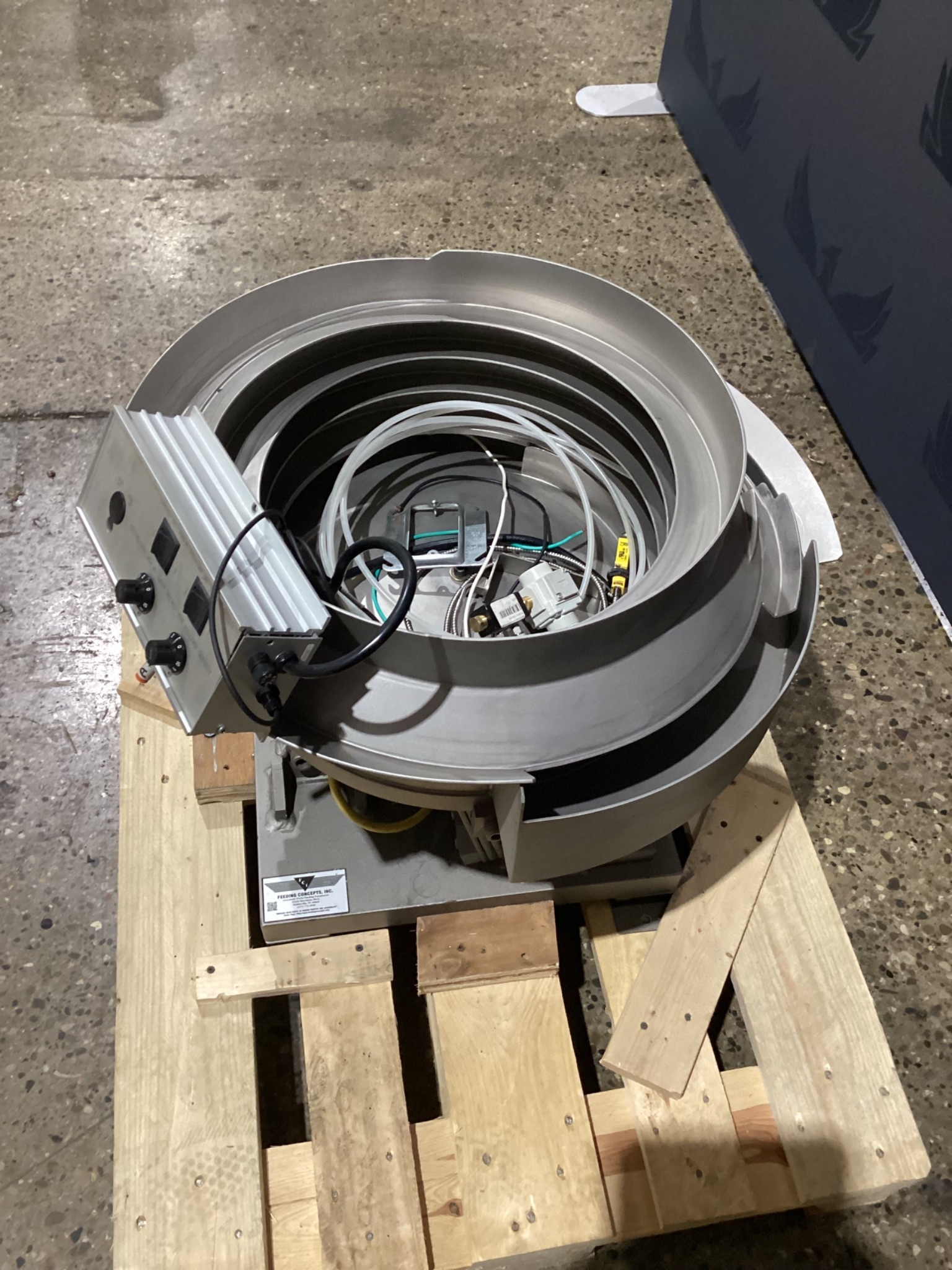 FEEDING CONCEPTS FC-19-15580-2 VIBRATORY BOWL FEEDER SYSTEM USED 1