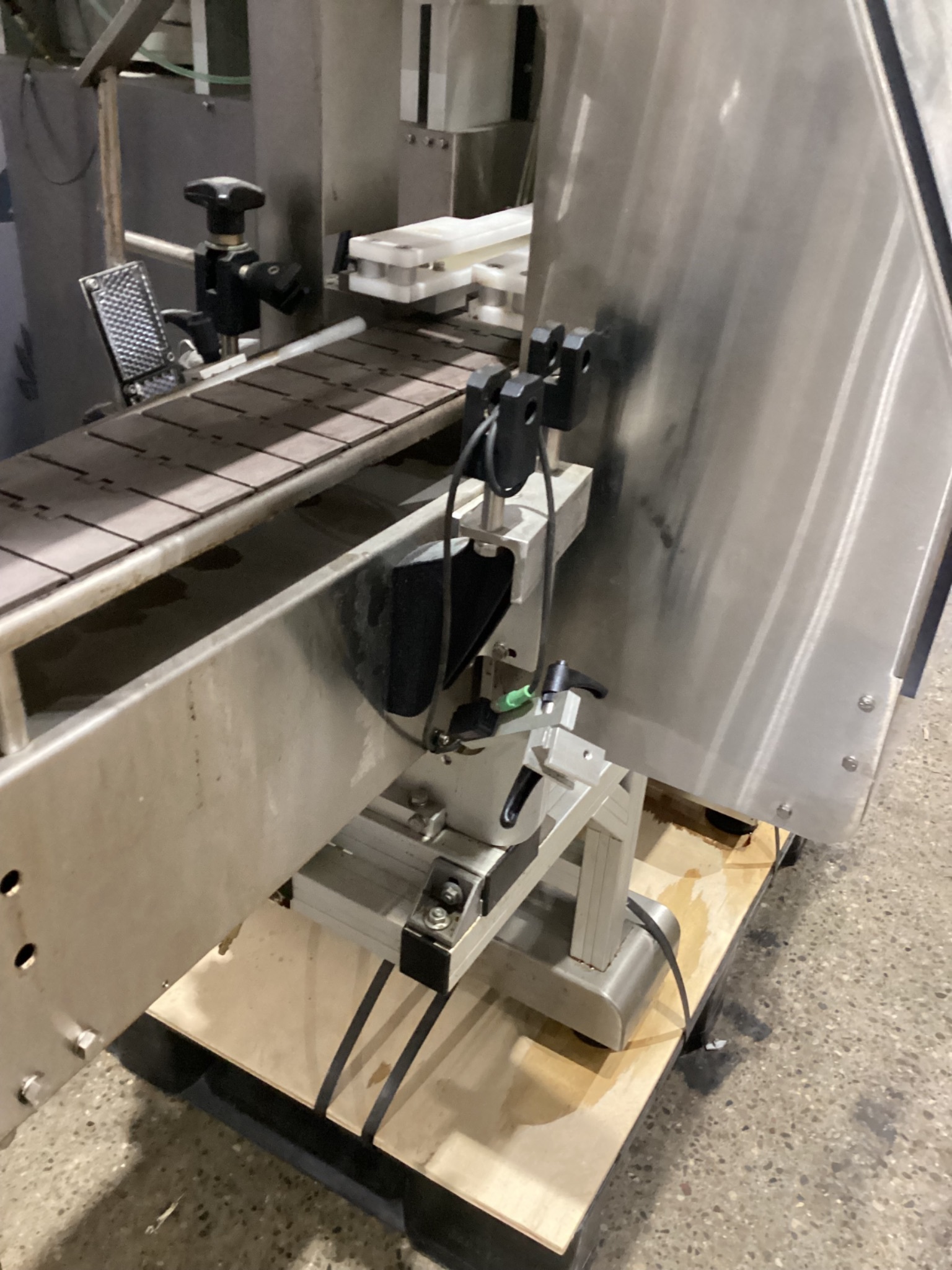 BELLATRX SCS SECURE CHUCK CAPPER APPLICATOR MACHINE USED 12
