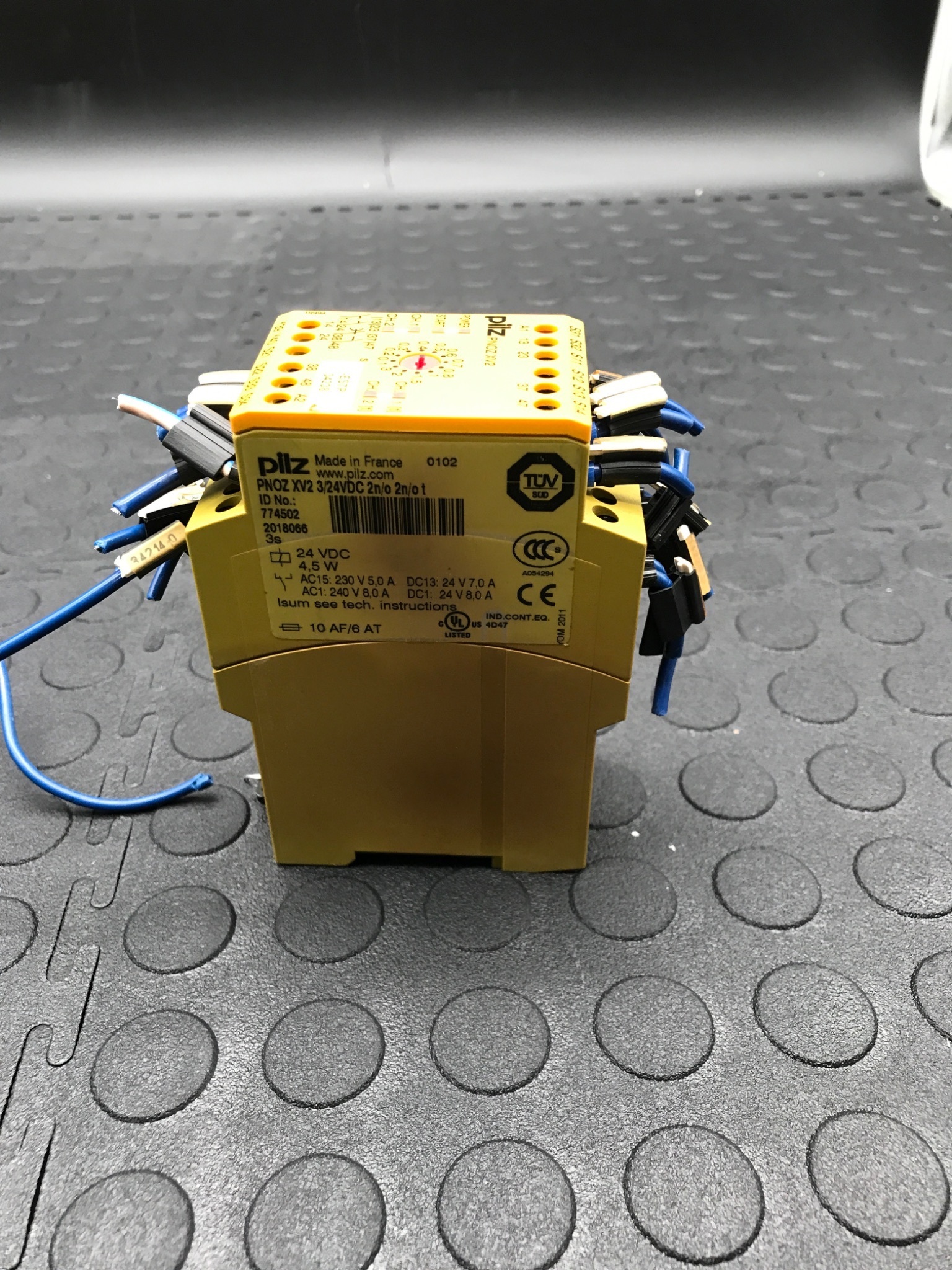 PILZ PNOZ XV2 SAFETY RELAY 24V USED 0