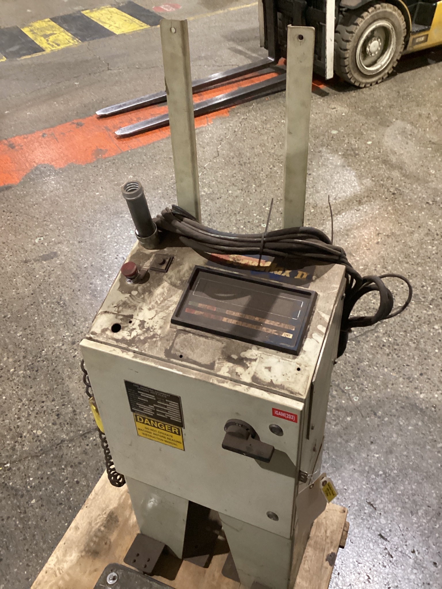 COOPER WEYMOUTH PETERSON 18B COIL STRAIGHTENER 18IN 0.093IN USED 19