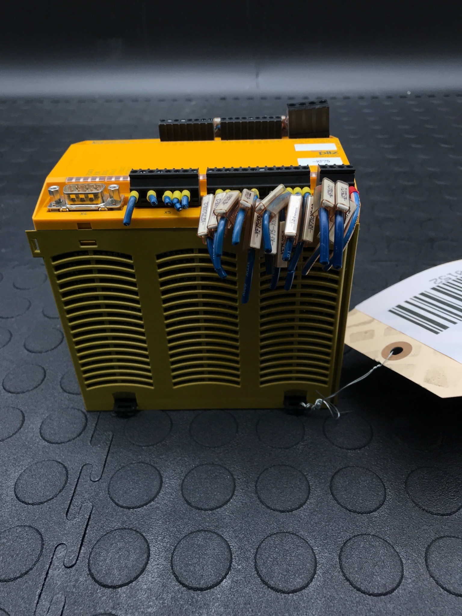 PILZ PNOZm1p Safety Relay Module 24VDC 2-NO 1-NC USED 1