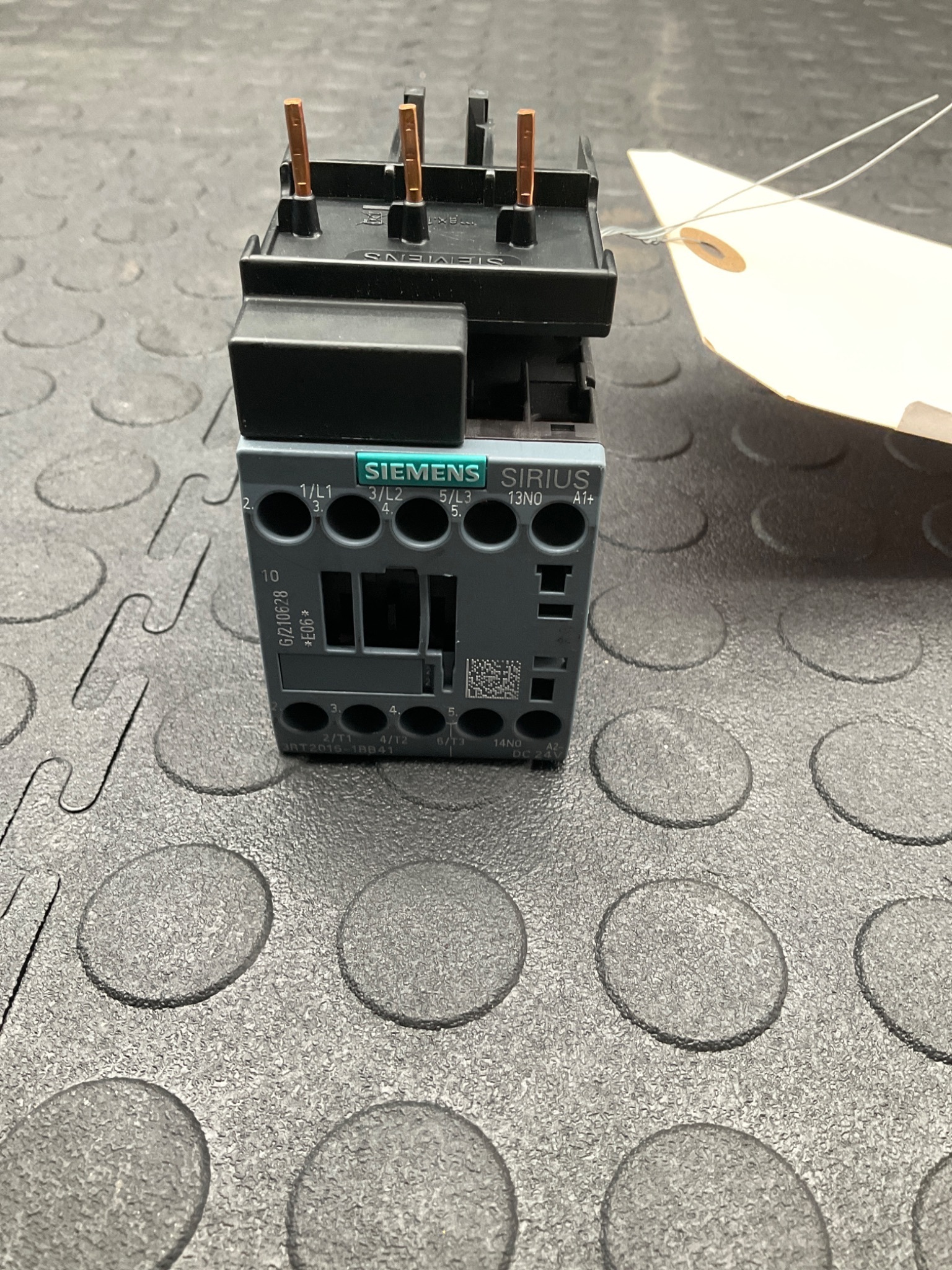 SIEMENS 3RT2016-1BB41 Sirius AC Contactor 24V-DC, 20A, 5hp USED 2