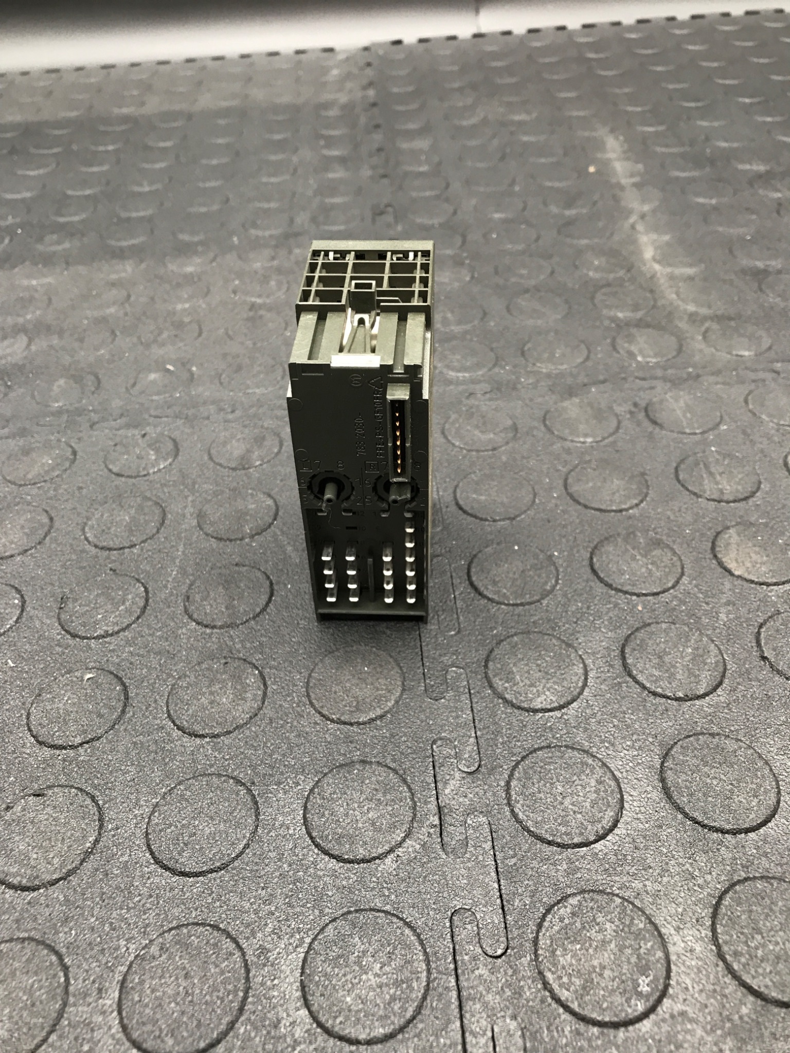 SIEMENS 6ES7-138-4FR00-0AA0 F-RO RELAY OUTPUT MODULE USED 1