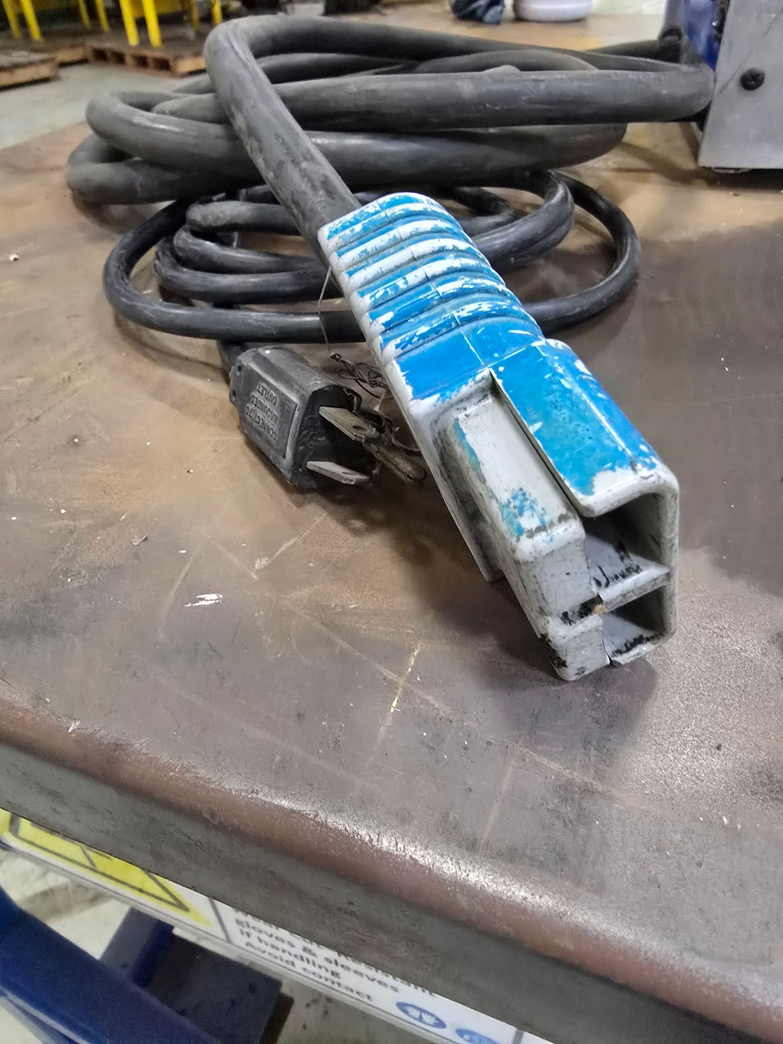 MAC SCR243017 BATTERY 10.8 AMP AC CHARGER USED 2