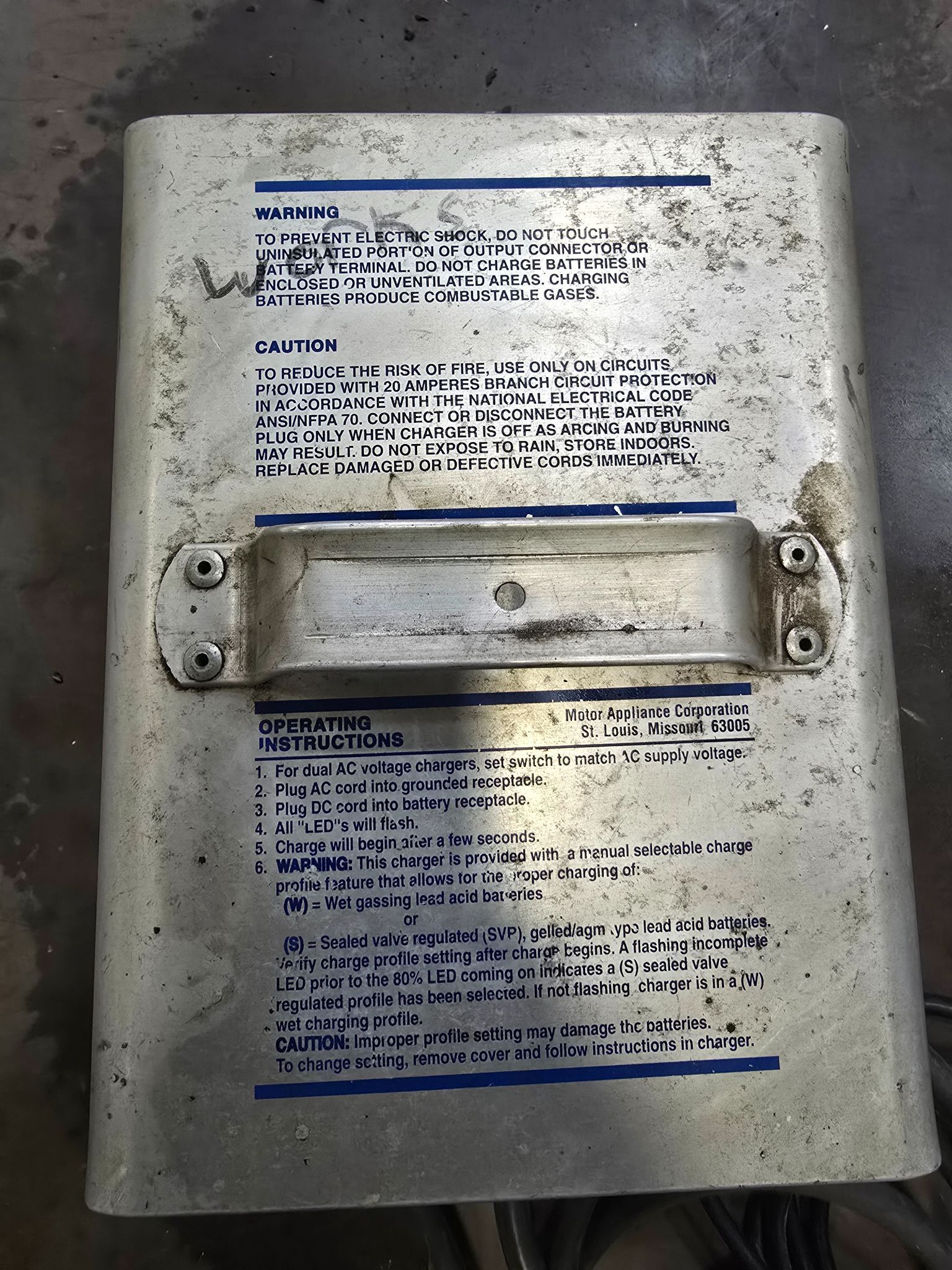 MAC SCR243017 BATTERY 10.8 AMP AC CHARGER USED 5
