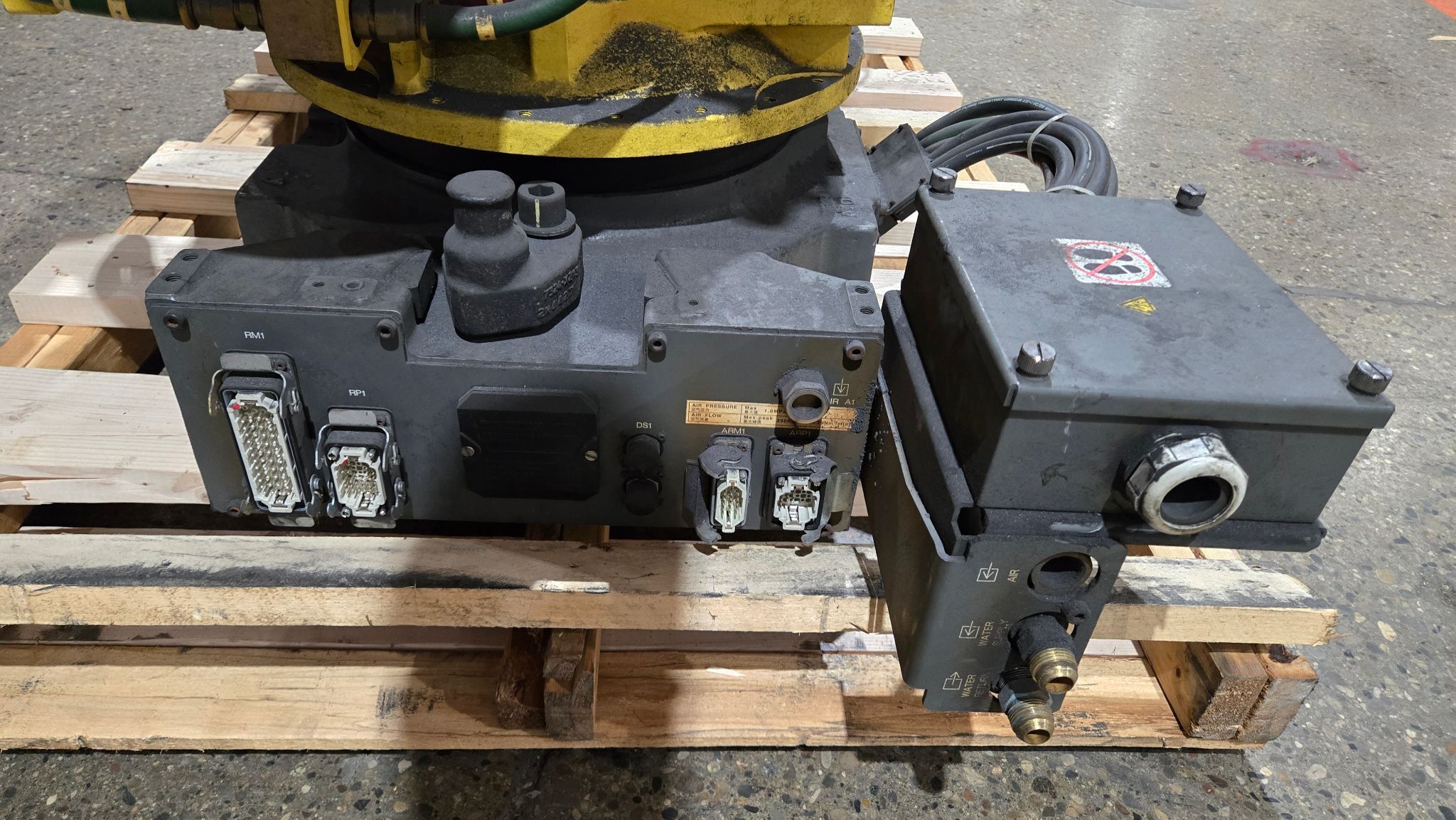 FANUC R-2000IB/210F + R30IB ROBOT ARM AND CONTROL CABINET USED 6