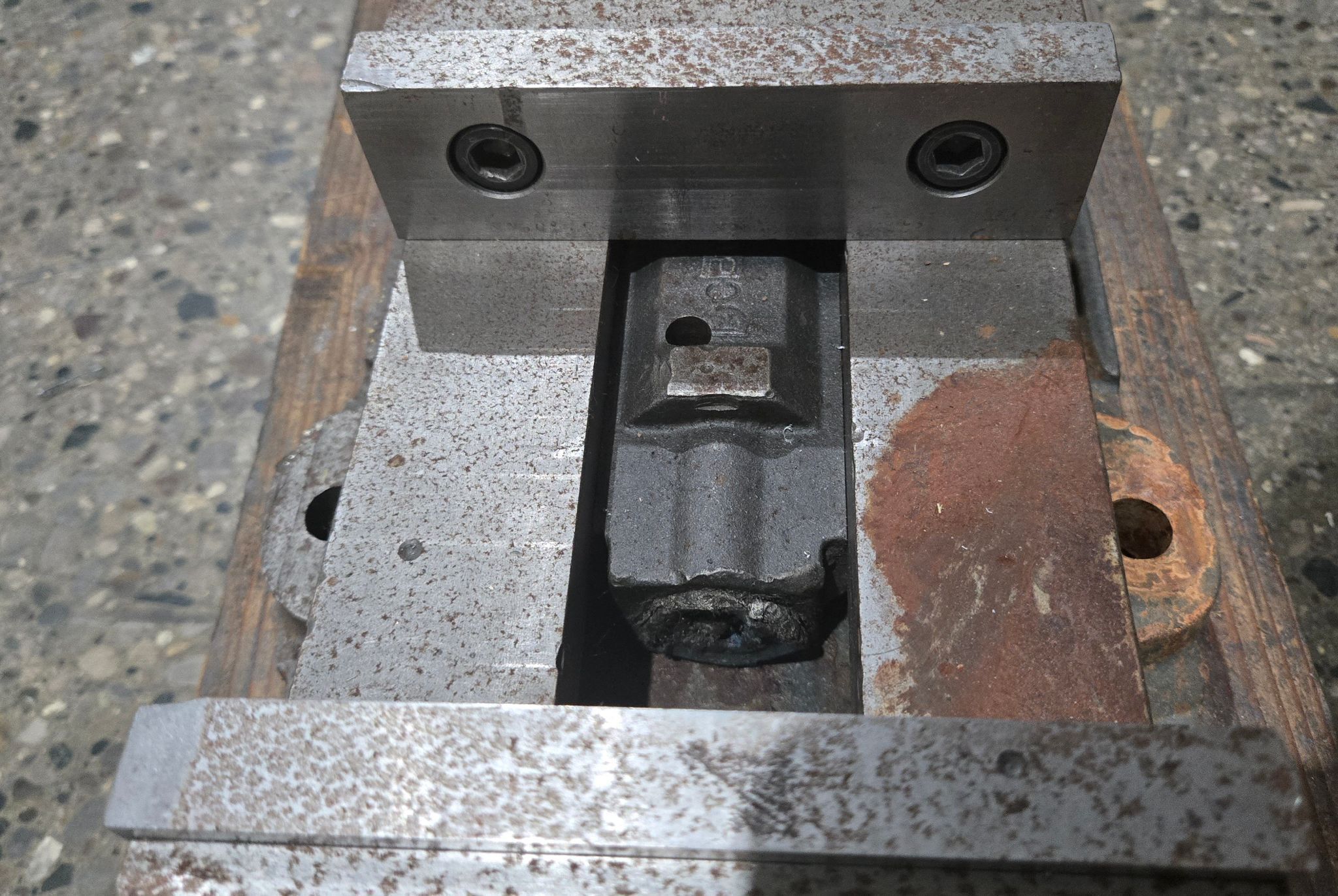 KURT ANG LOCK TABLETOP VICE USED 3