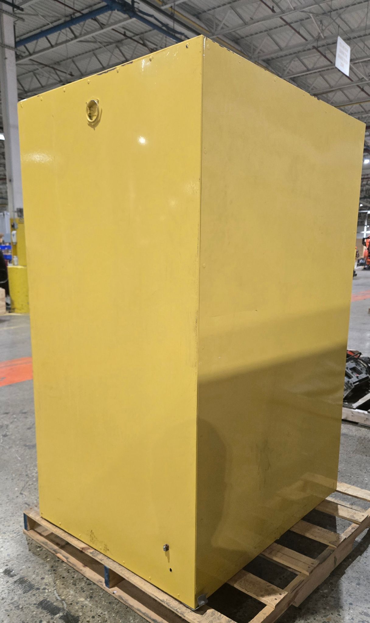 EAGLE MANUFACTURING 9010 SAFETY CABINET USED 1