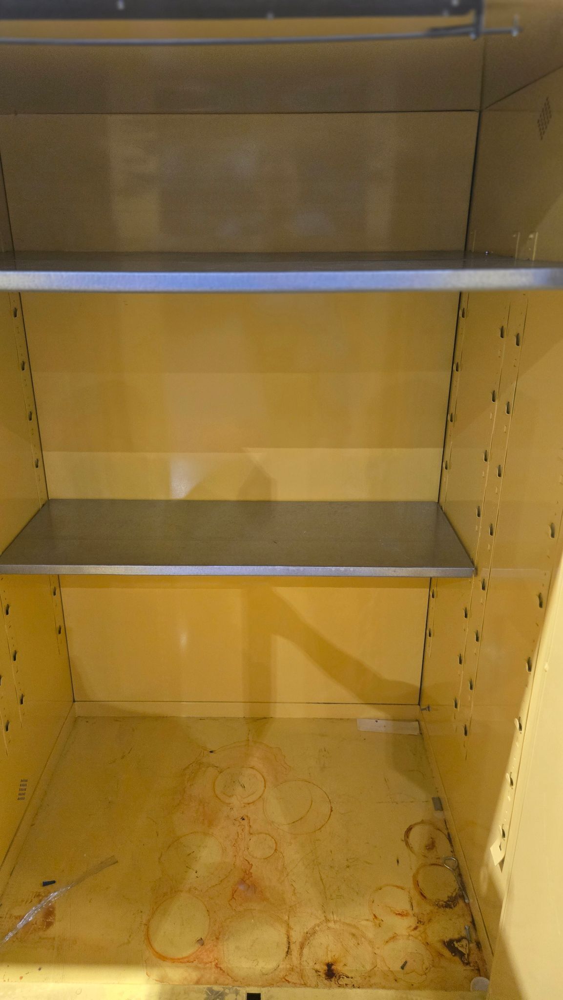 EAGLE MANUFACTURING 9010 SAFETY CABINET USED 2
