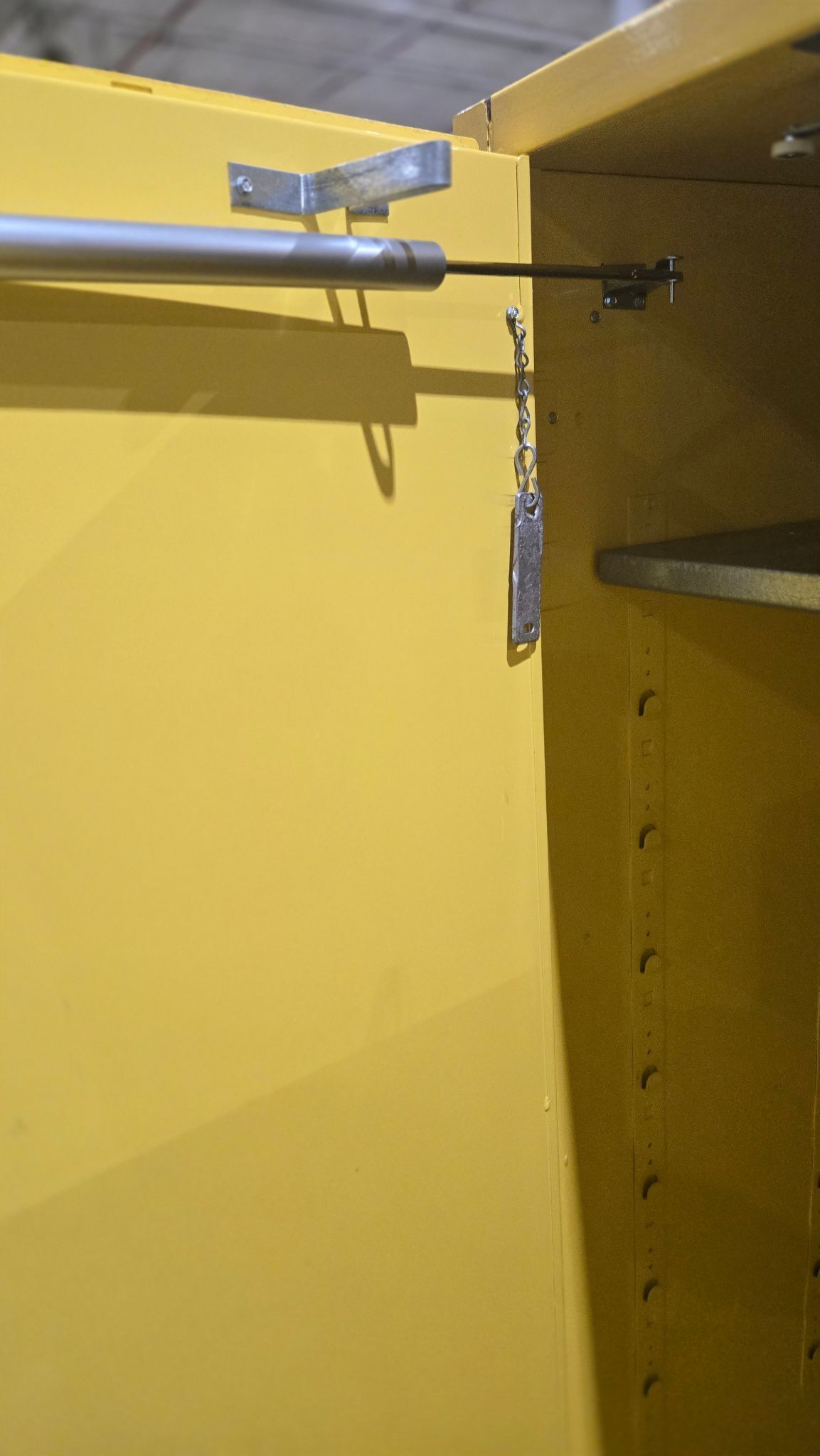 EAGLE MANUFACTURING 9010 SAFETY CABINET USED 3