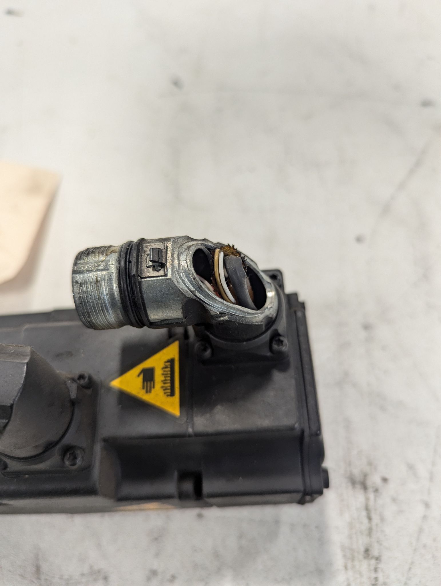 KUKA 1FK7034-5AZ91-1ZZ9-Z S09 DAMAGED CONNETOR USED 1