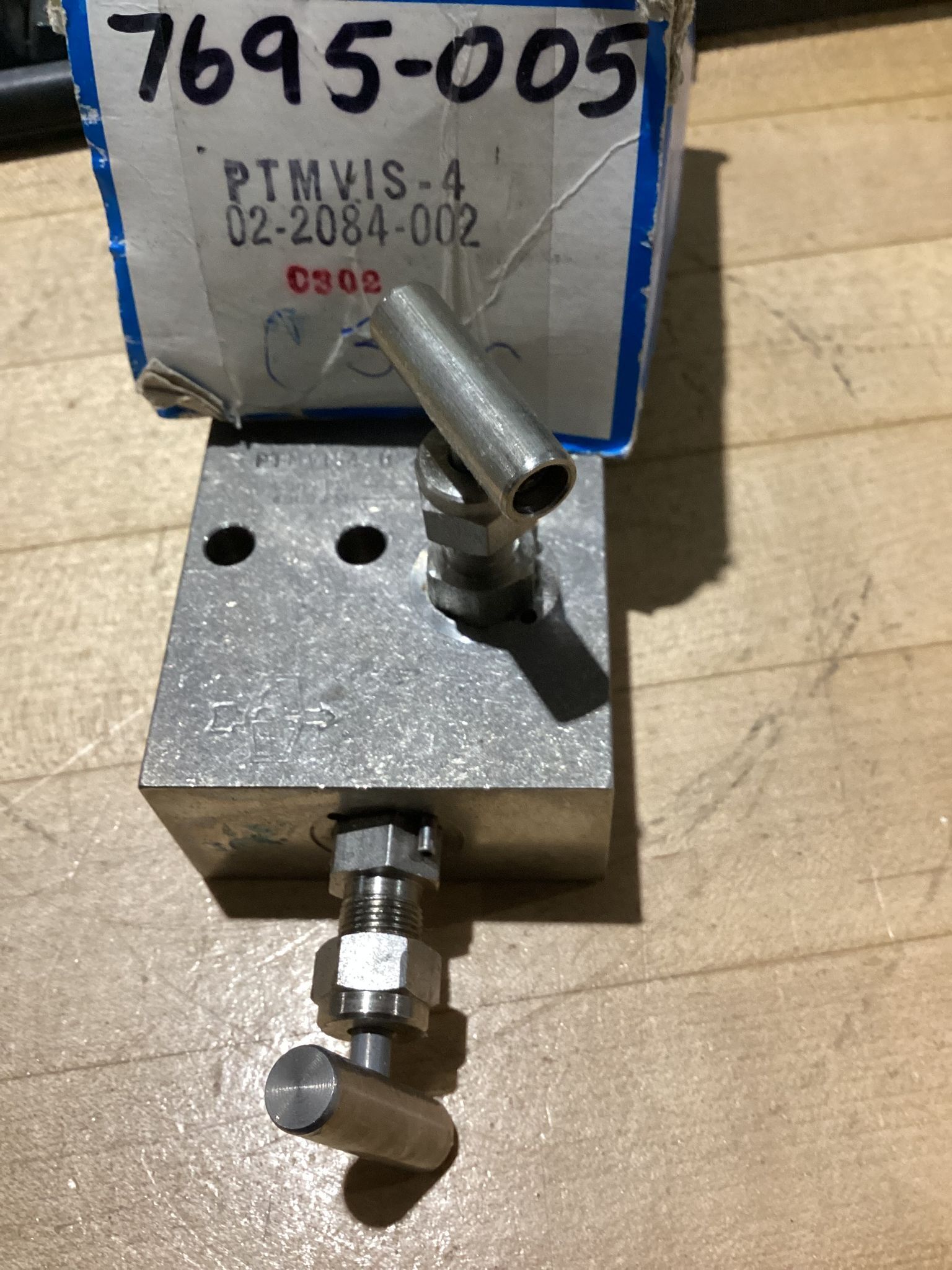 TYCO PTMVIS-402-2084-002 2-VALVE MANIFOLD FOR PRESSURE TRANSMITTER USED 1