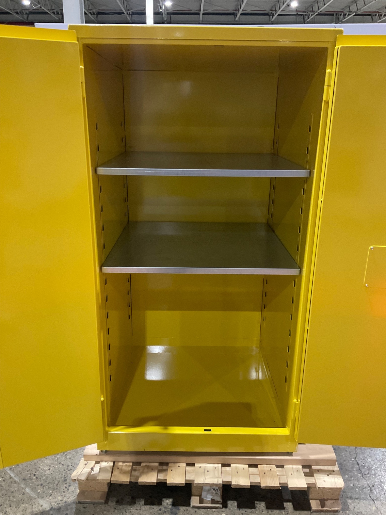GLOBAL INDUSTRIAL BM60 Safety Cabinet for Flammable Materials USED 3