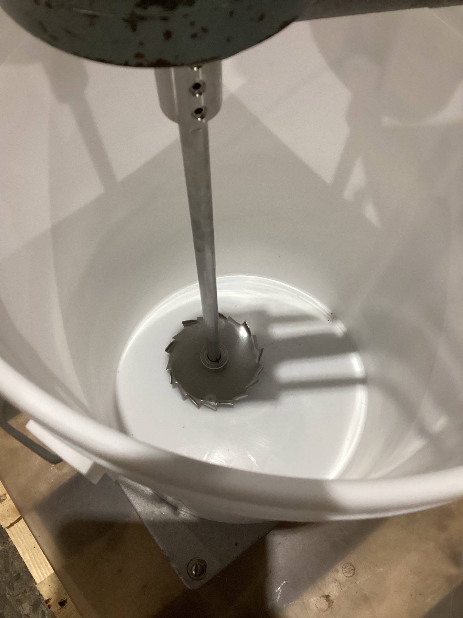 PNEUMATIC BUCKET MIXER USED 2