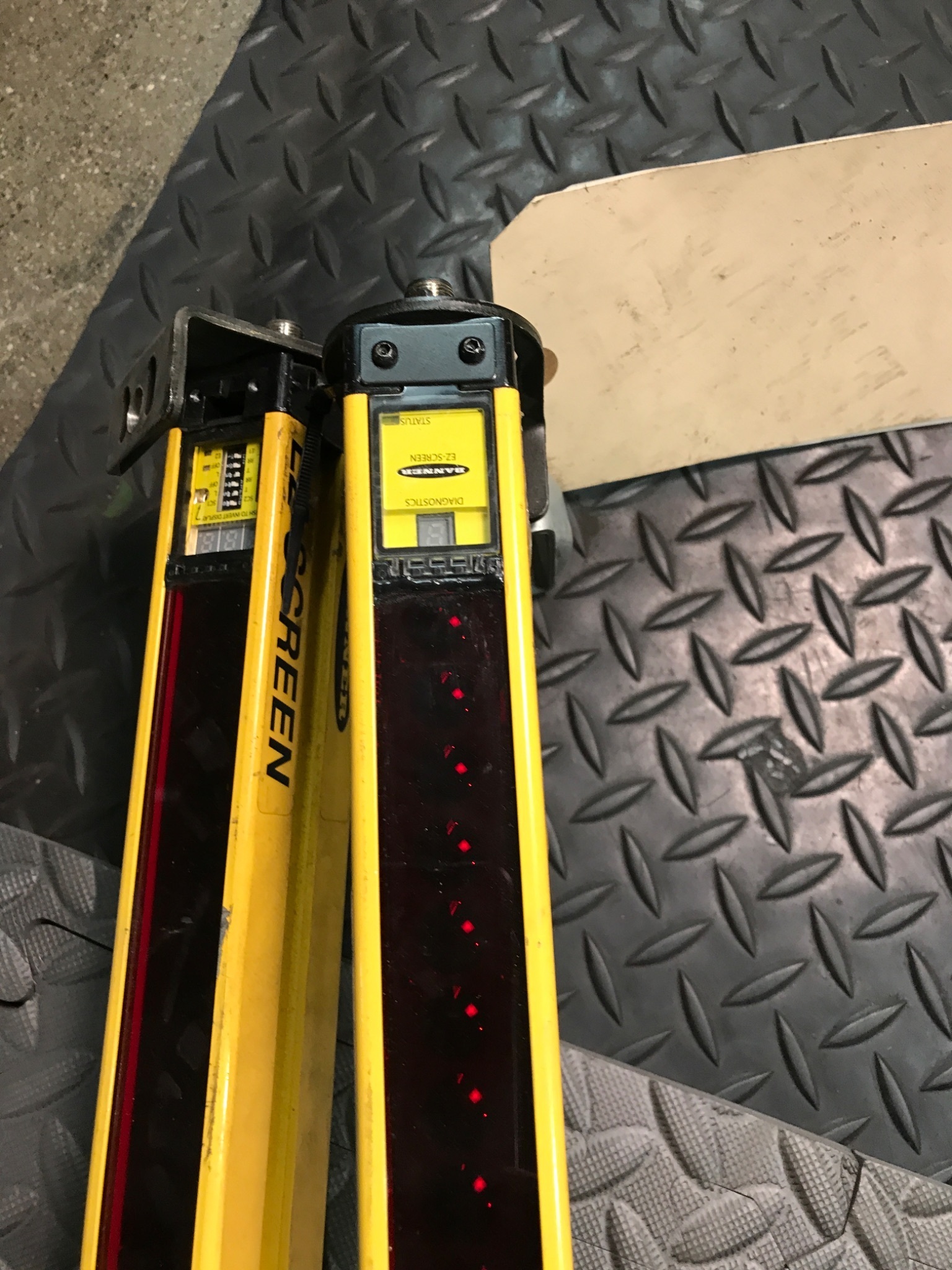 BANNER SLSCR30‑1500Q8 + SLSCE30‑1500Q8 Safety Light Curtain USED 0
