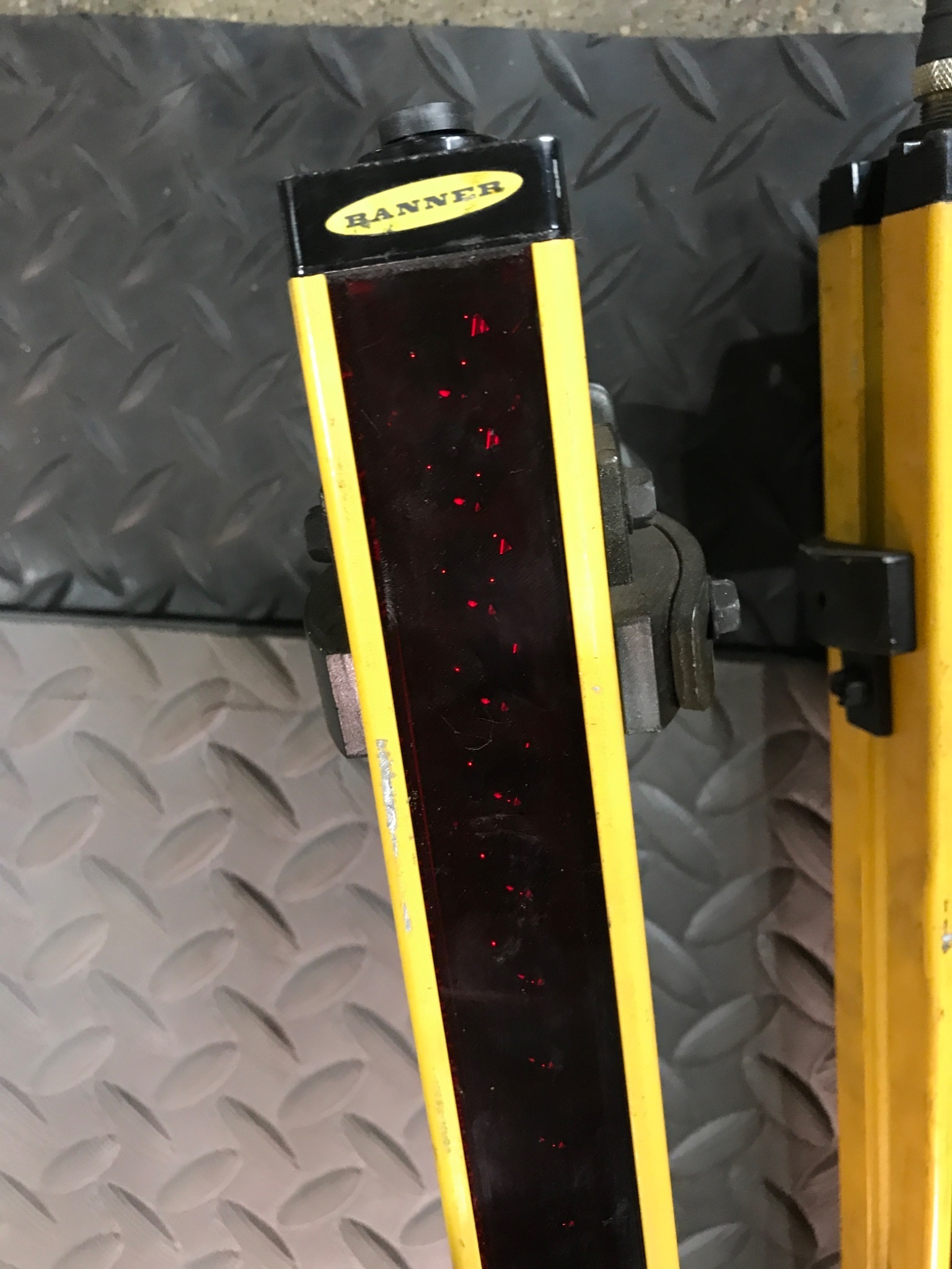 BANNER SLSCR30‑1500Q8 + SLSCE30‑1500Q8 Safety Light Curtain USED 1