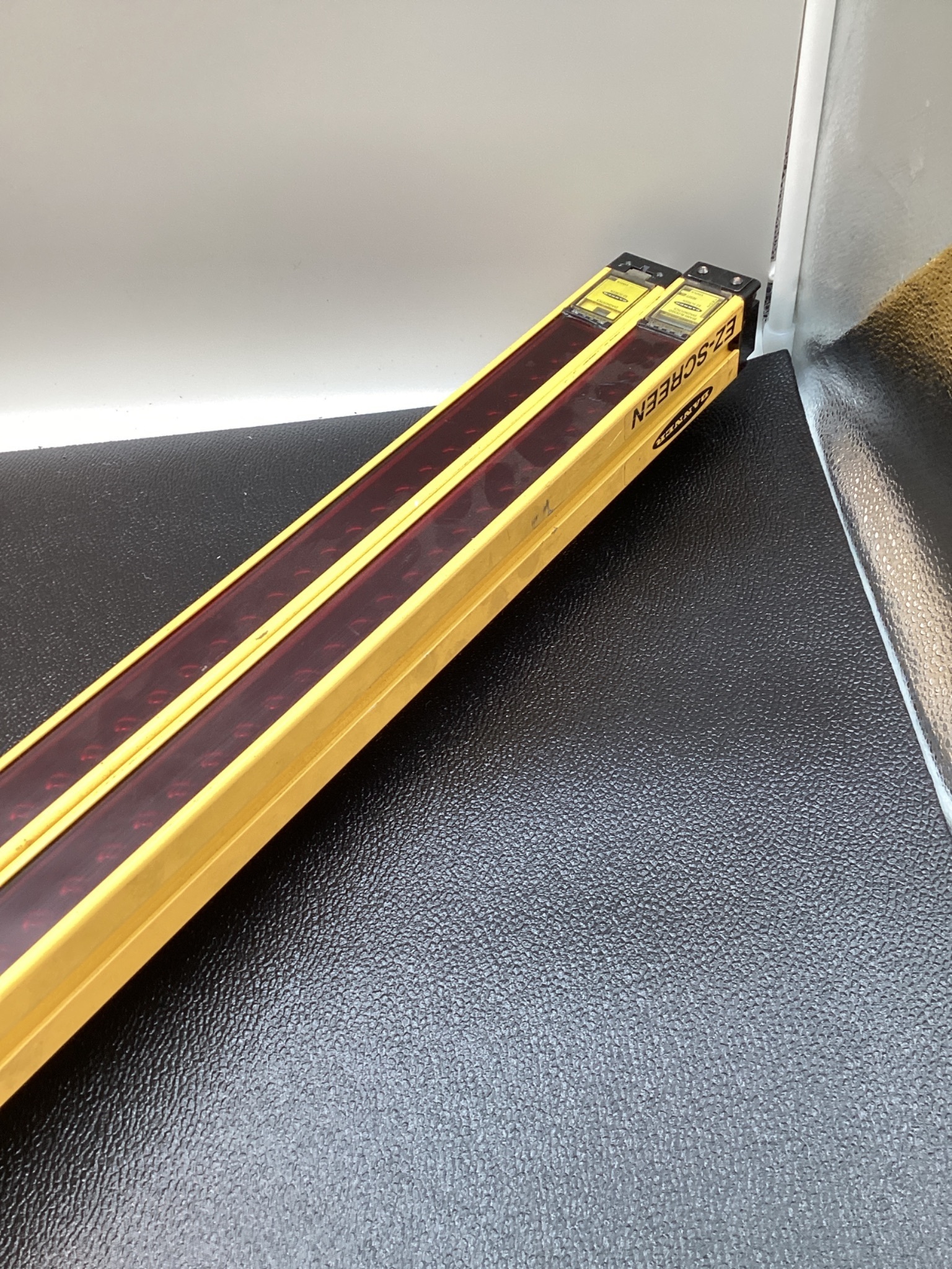BANNER SLSCR30‑1500Q8 + SLSCE30‑1500Q8 Safety Light Curtain USED 1