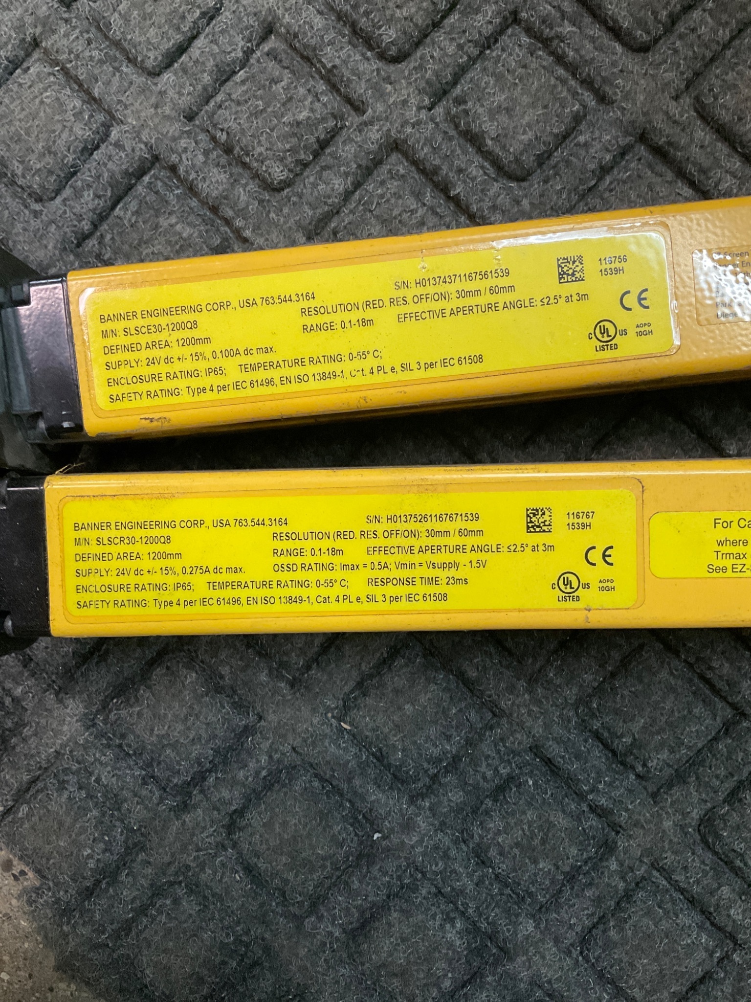 BANNER SLSCE30-1200Q8 + SLSCR30-1200Q8 SAFETY LIGHT CURTAIN USED 1