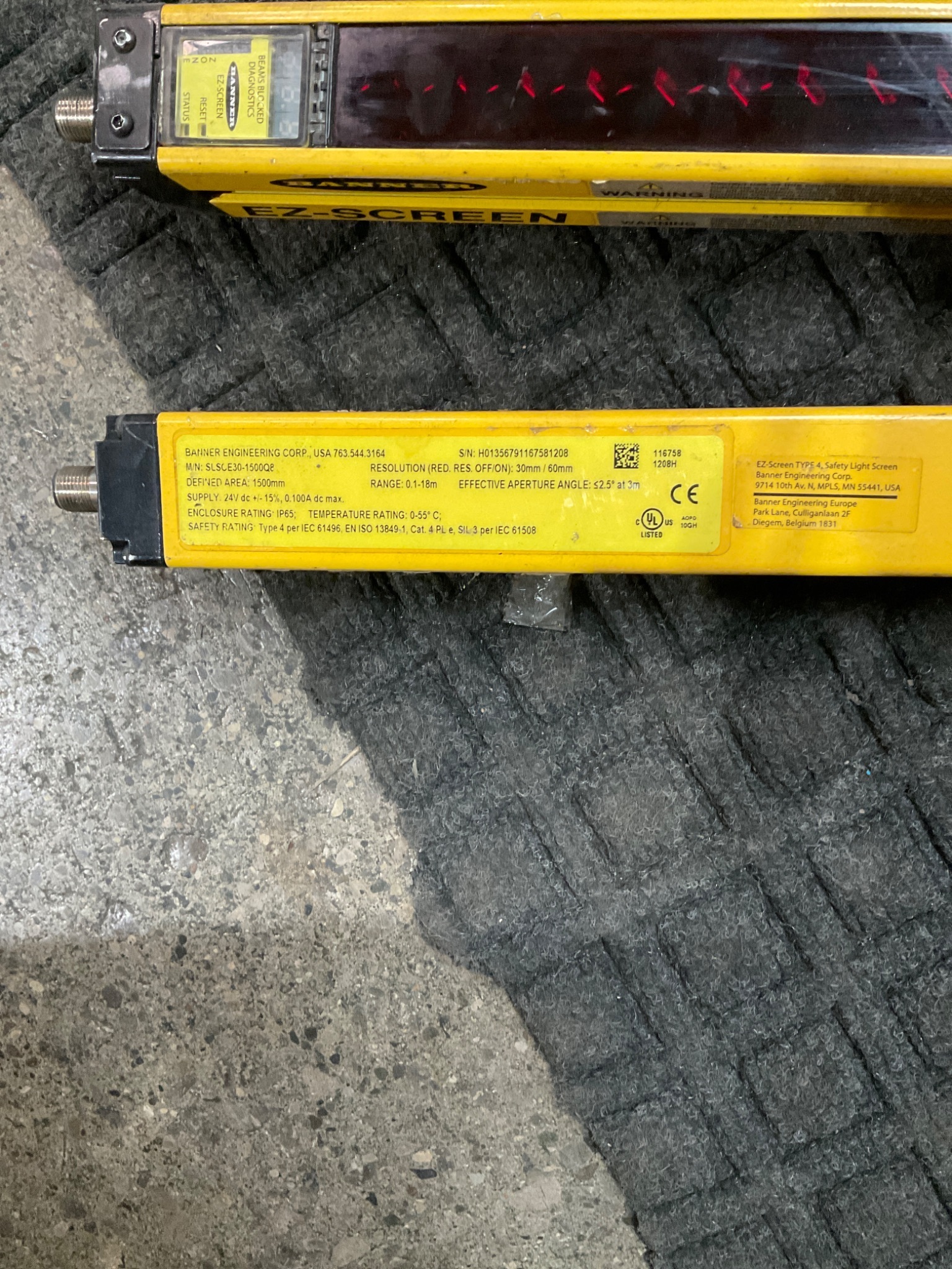 BANNER SLSCR30‑1500Q8 + SLSCE30‑1500Q8 Safety Light Curtain USED 1