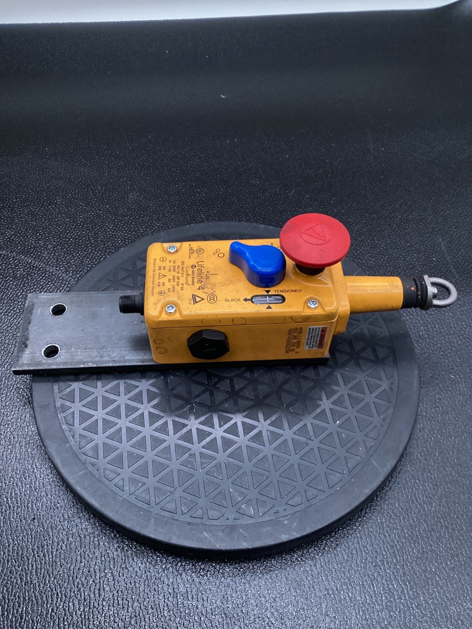 ALLEN-BRADLEY 440E-L13133 CABLE PULL SAFETY SWITCH 500V 1.4A USED 1