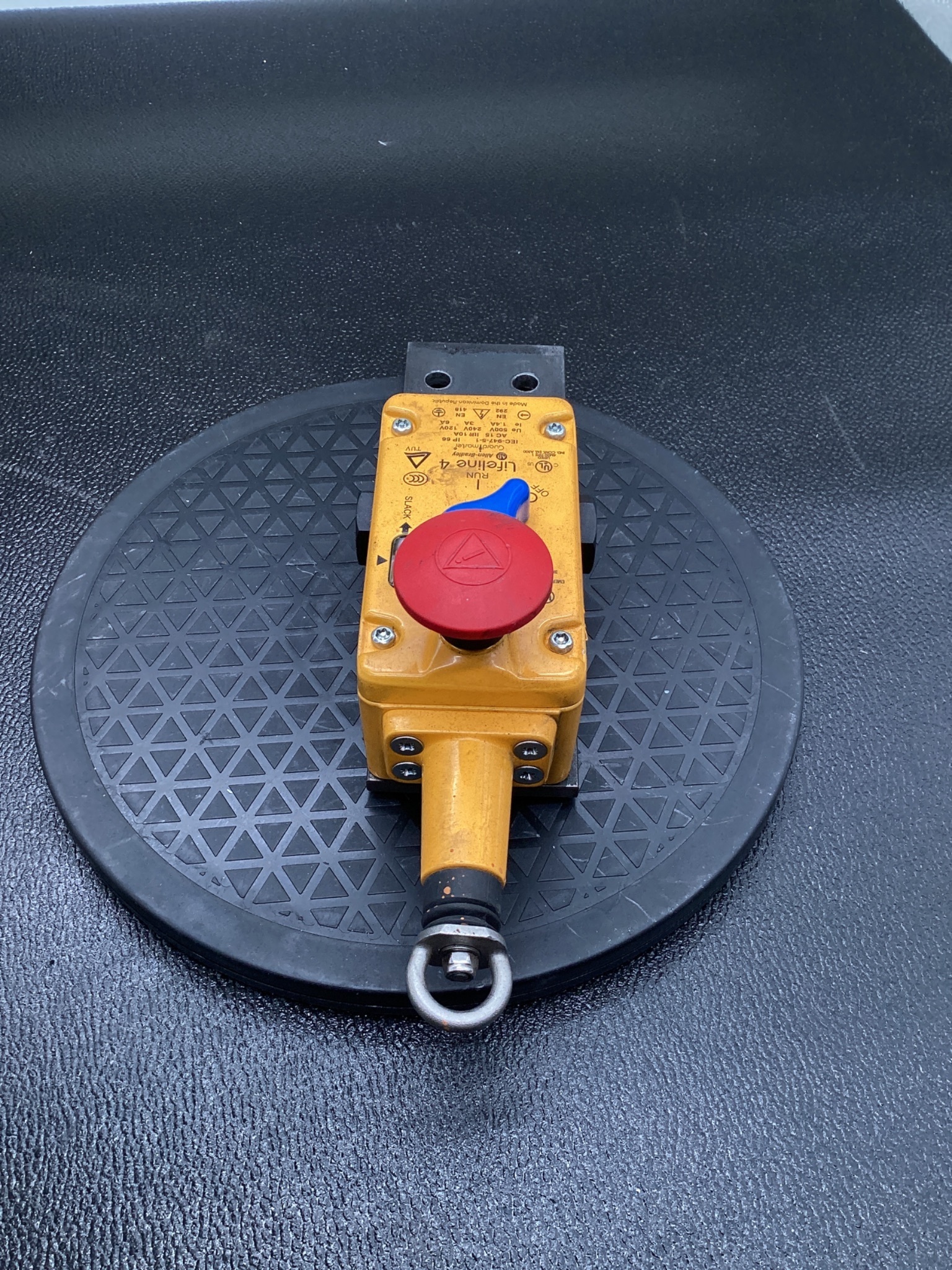 ALLEN-BRADLEY 440E-L13133 CABLE PULL SAFETY SWITCH 500V 1.4A USED 2