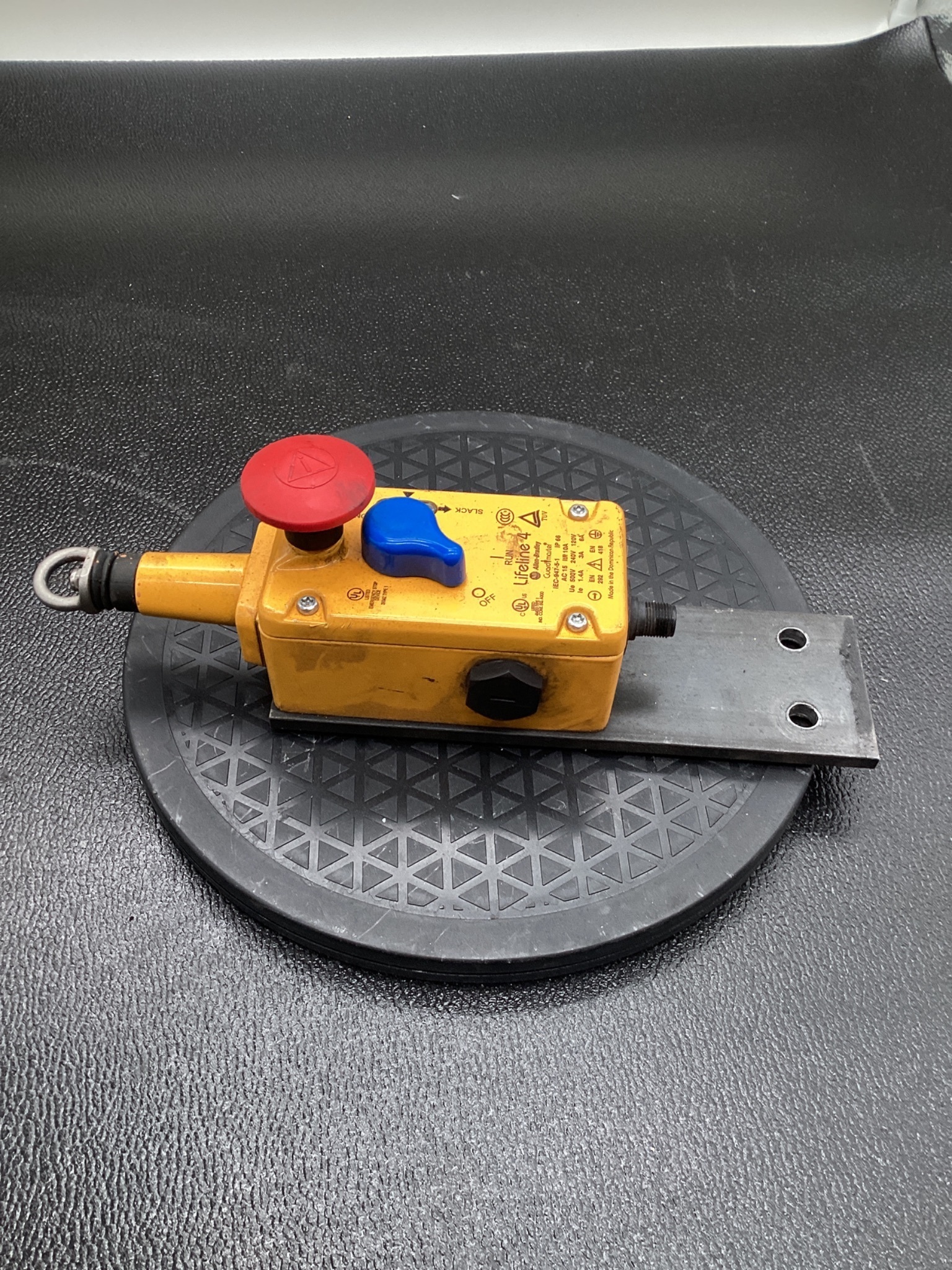 ALLEN-BRADLEY 440E-L13133 CABLE PULL SAFETY SWITCH 500V 1.4A USED 3