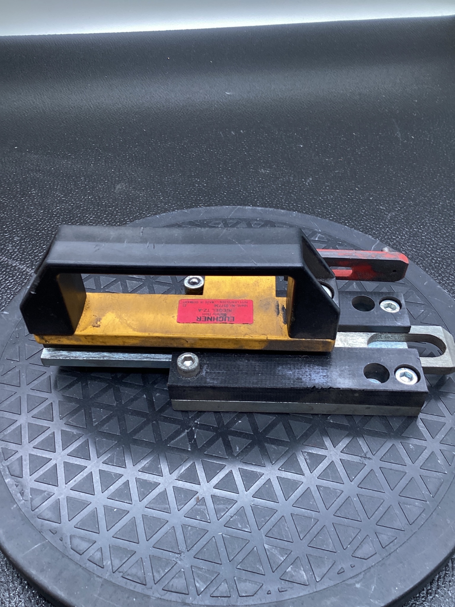EUCHNER RIEGEL TZ-A SAFETY BOLT ACTUATOR USED 2
