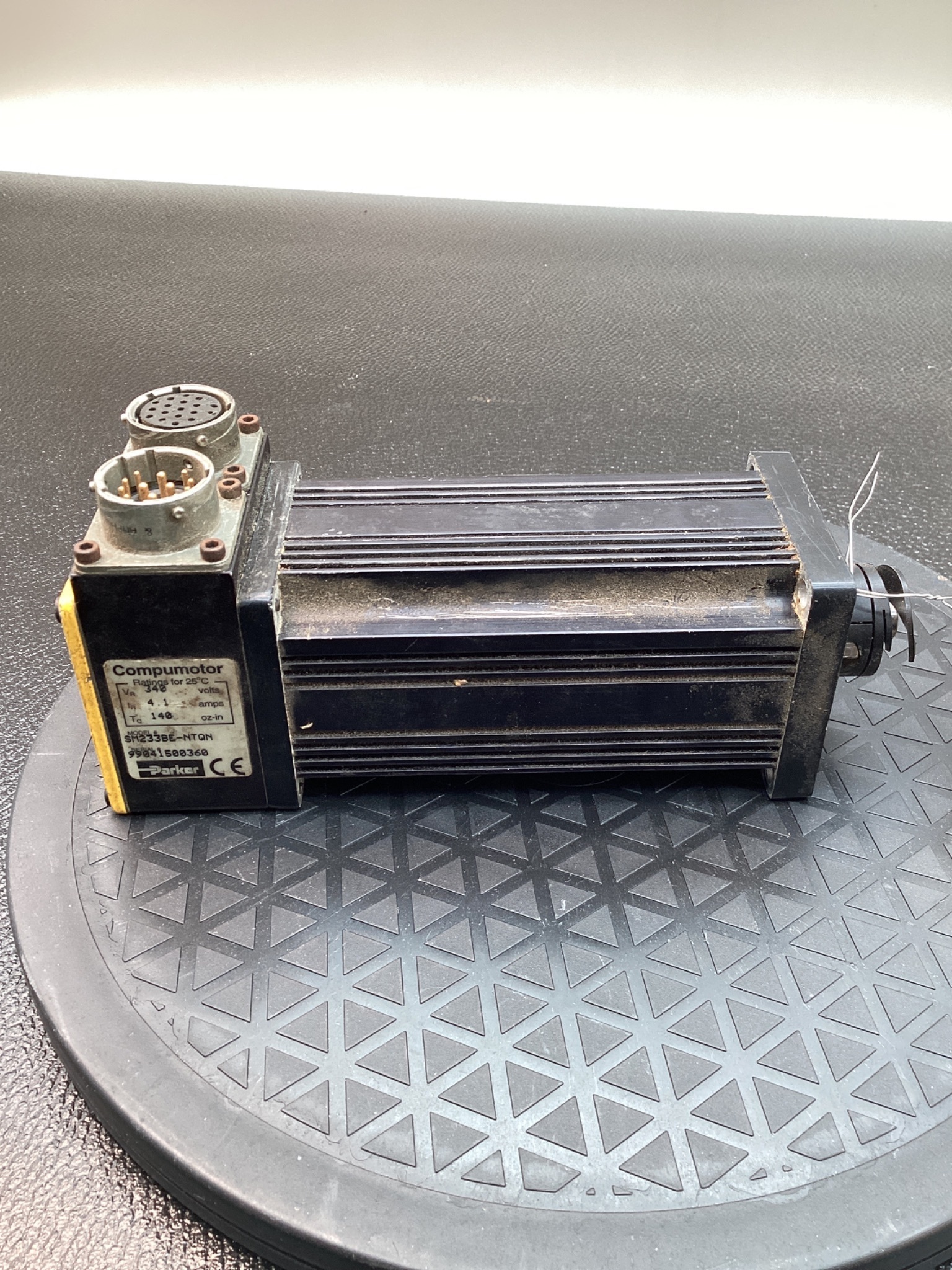 PARKER SM233BE-NTQN BRUSHLESS SERVO MOTOR 1000PPR ENCODER USED 2