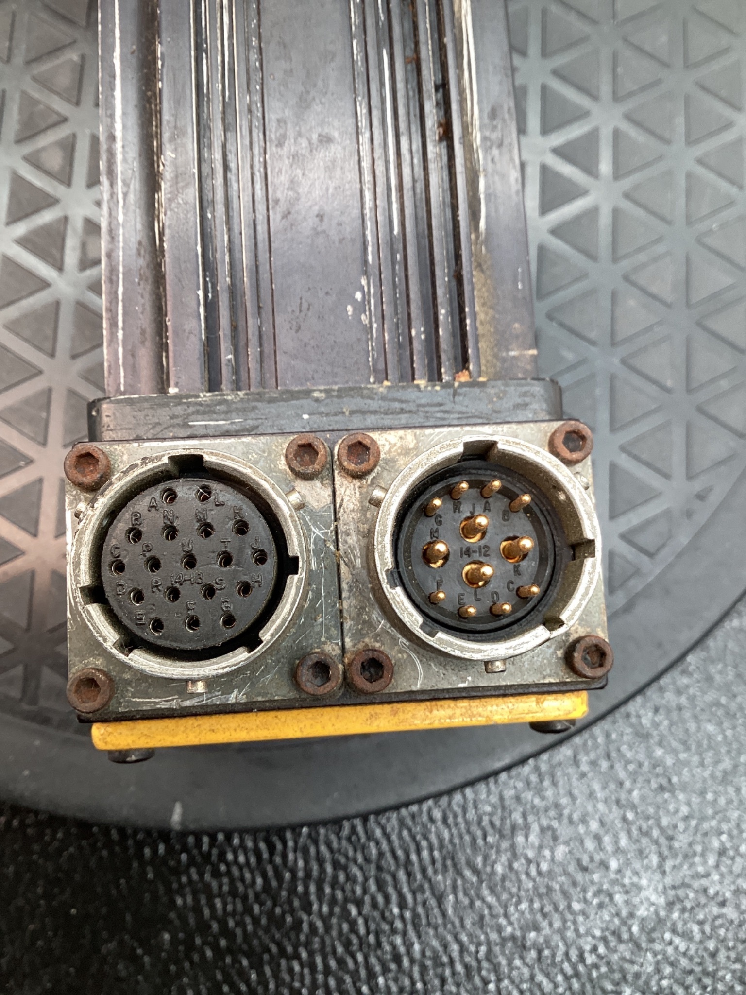PARKER SM233BE-NTQN BRUSHLESS SERVO MOTOR 1000PPR ENCODER USED 4