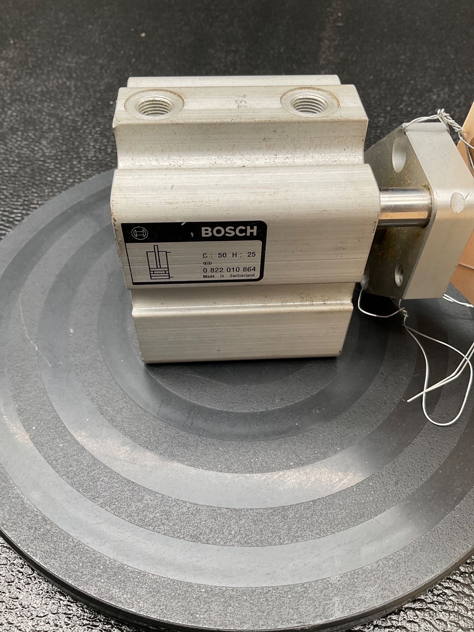 BOSCH 0 822 010 864 COMPACT PNEUMATIC CYLINDER 50MM BORE 25MM STROKE USED 1