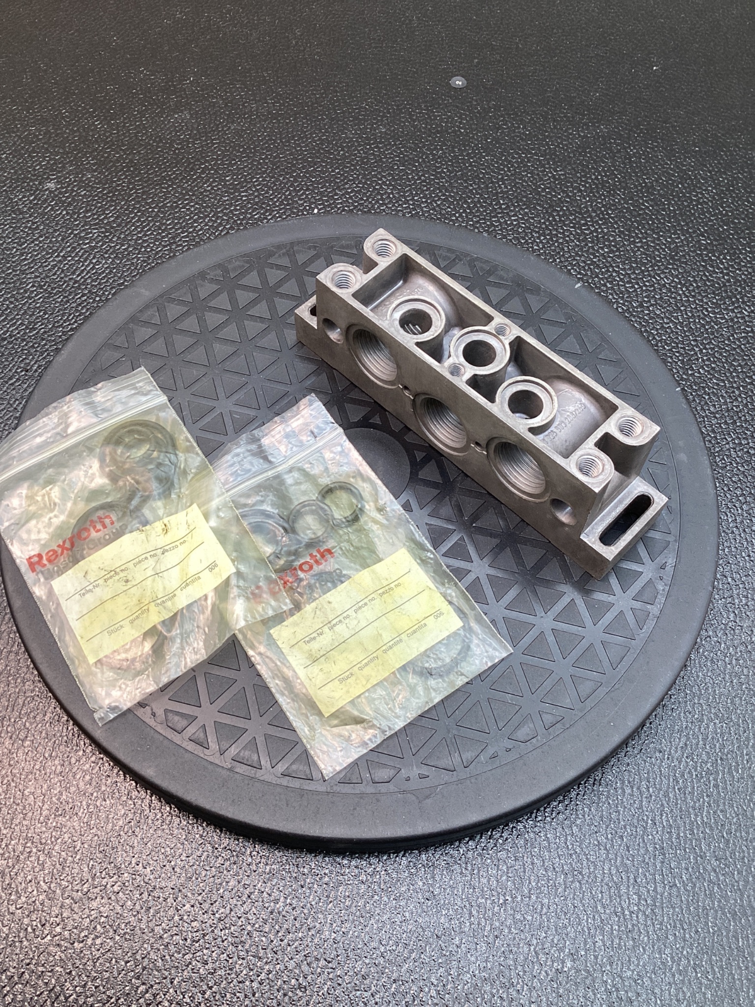BOSCH 1 825 503 268 Pneumatic Connection Plate USED 0