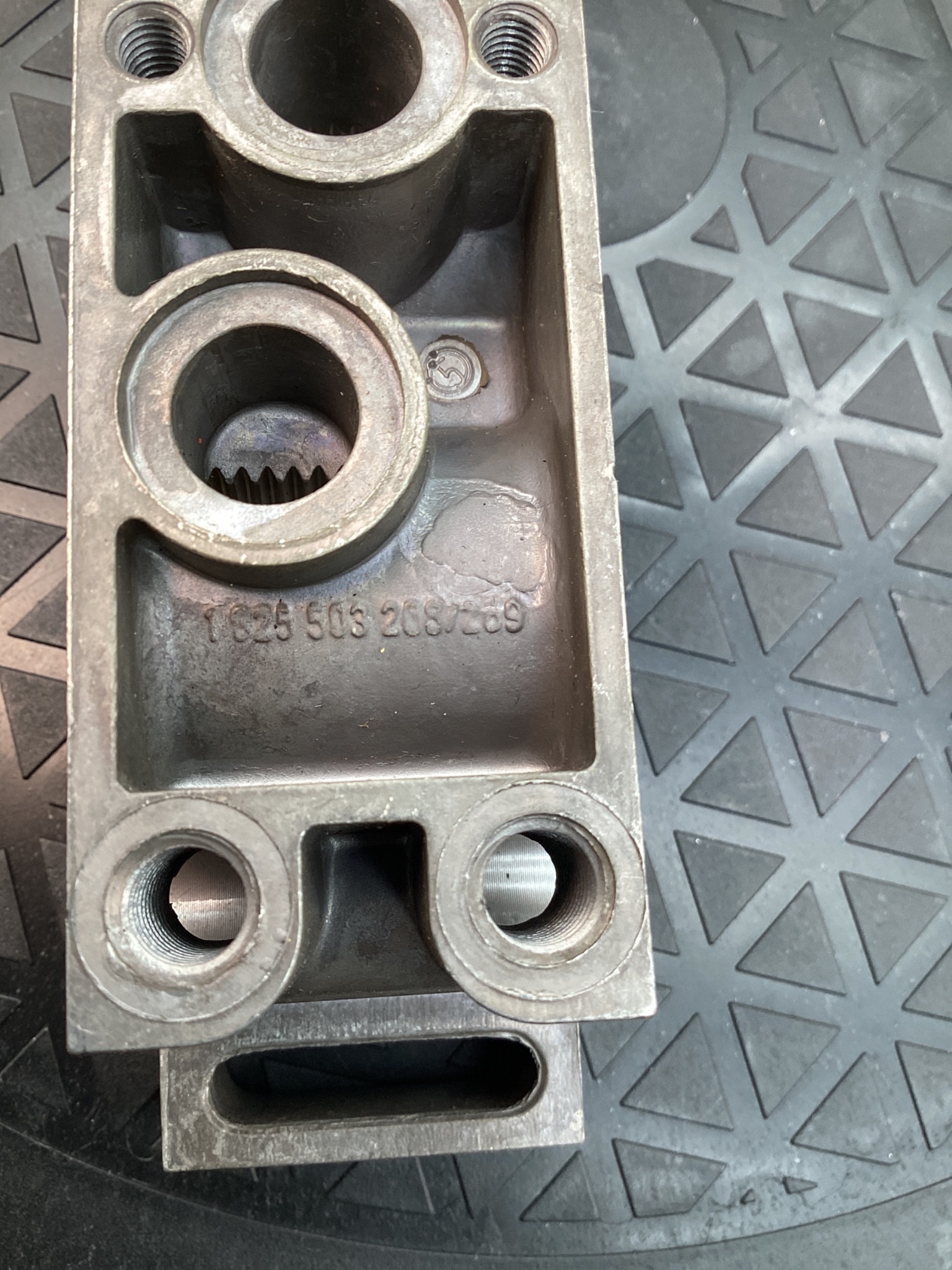 BOSCH 1 825 503 268 Pneumatic Connection Plate USED 6