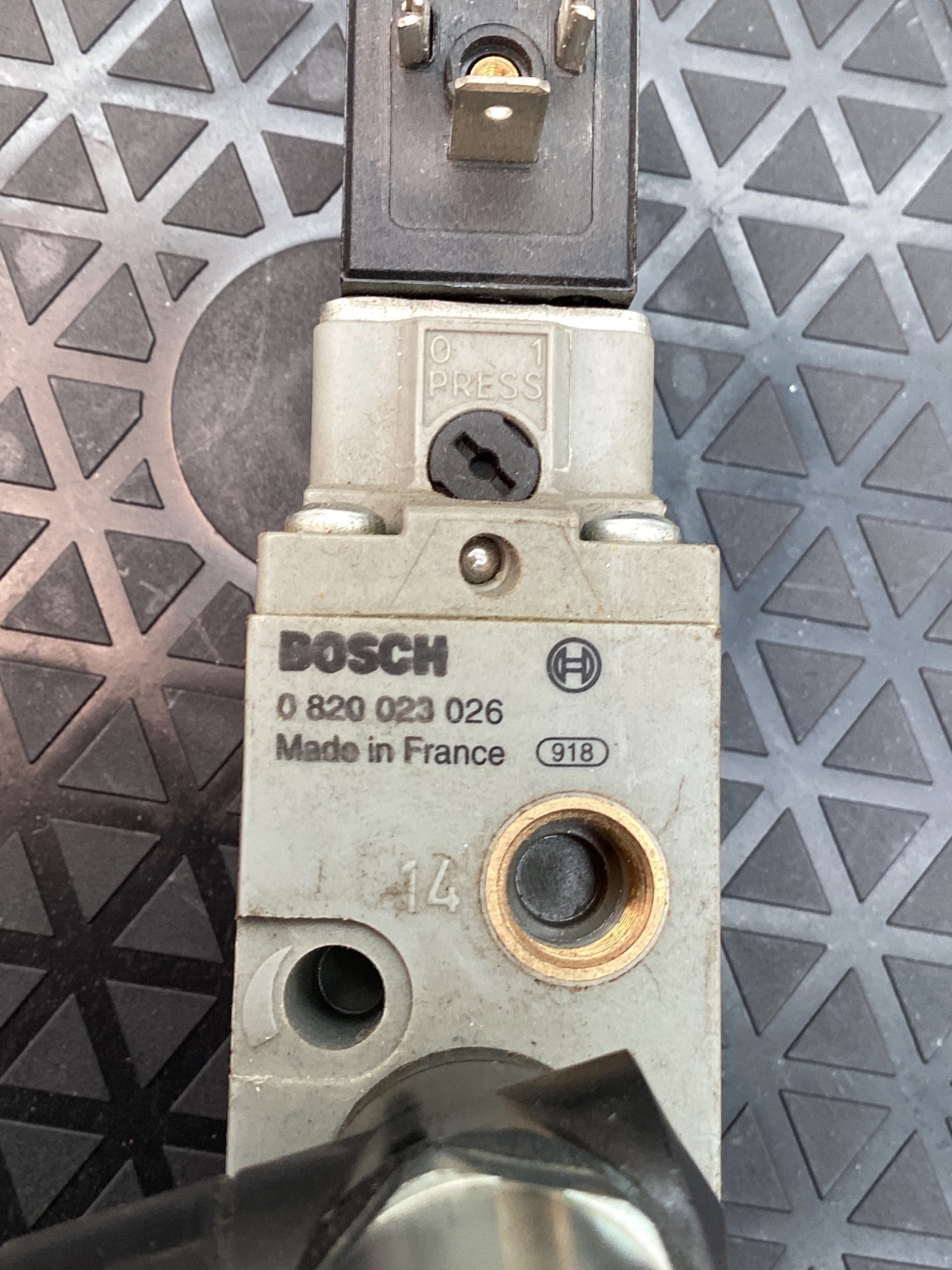 BOSCH 0820023026 PNEUMATIC VALVE USED 0