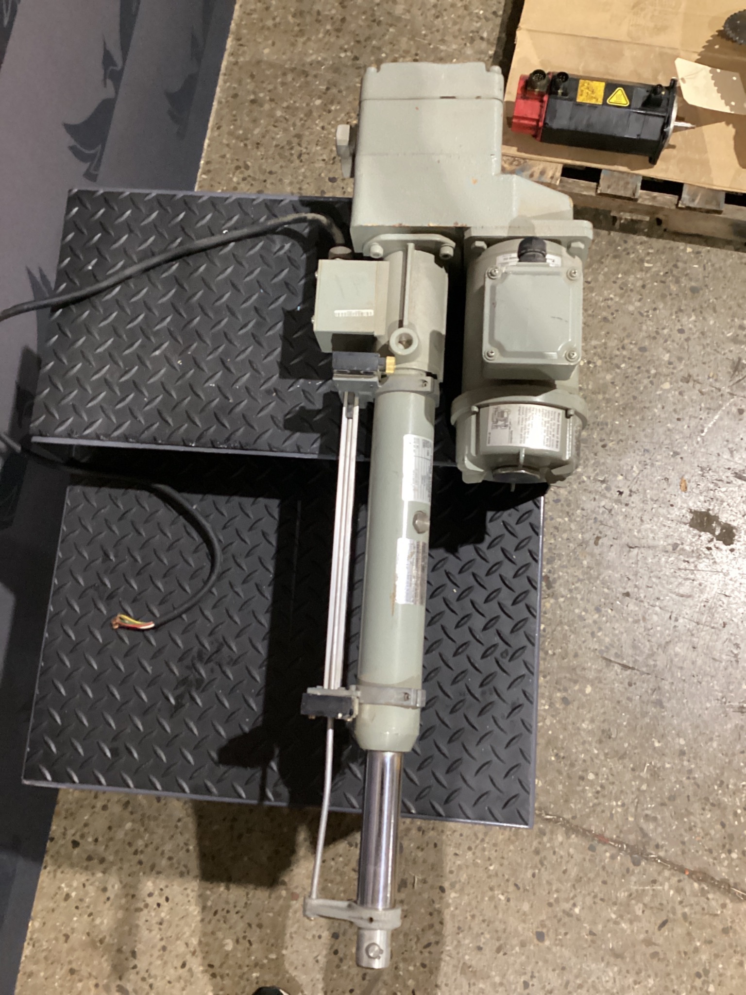 TSUBAKI LPGC100DK3XLK4-TK POWER CYLINDER USED 3