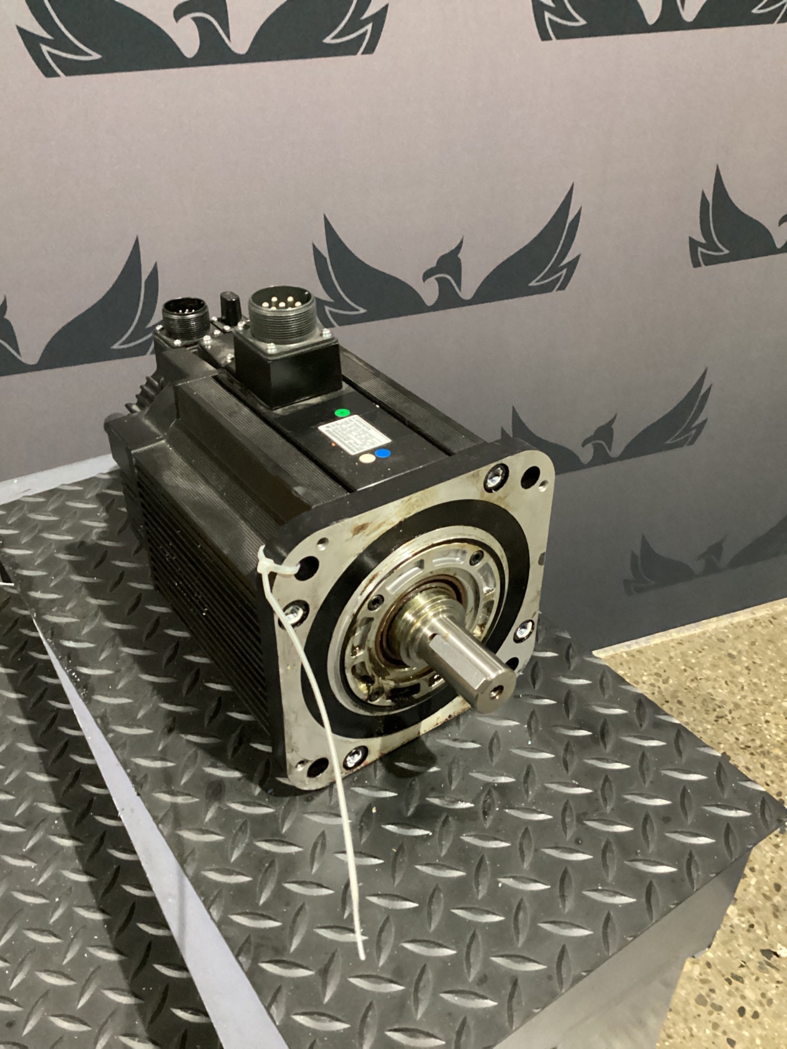 YASKAWA SGMGH-44A2A-YR18 4.4KW AC SERVO MOTOR 200V USED 1
