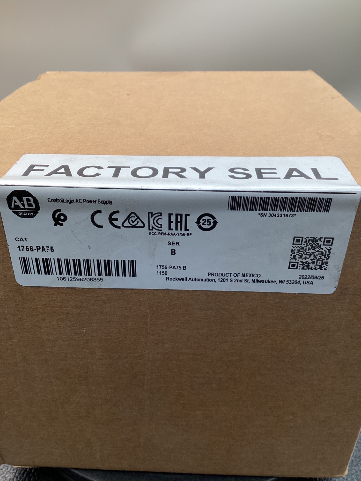 ALLEN-BRADLEY 1756-PA75 PLC MODULE NEW 4