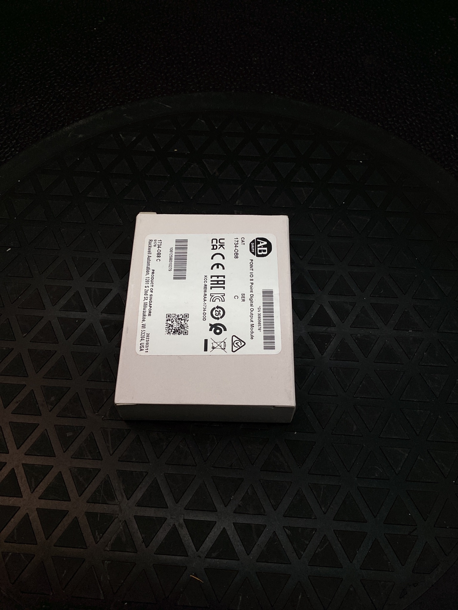ALLEN-BRADLEY 1734-OB8 8PT 24VDC DIGITAL OUTPUT MODULE NEW 2