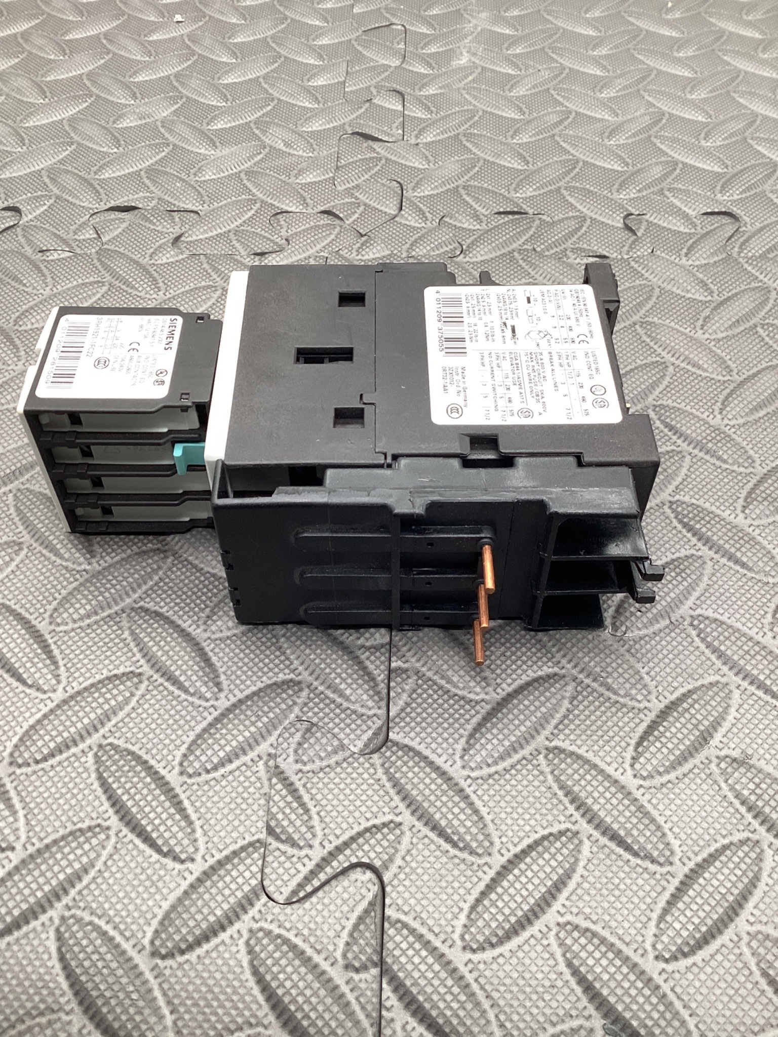 SIEMENS 3ZX1012‑0RT02‑1AA1 Contactor w/3RH1921‑1FC22 Aux Block 35A USED 1