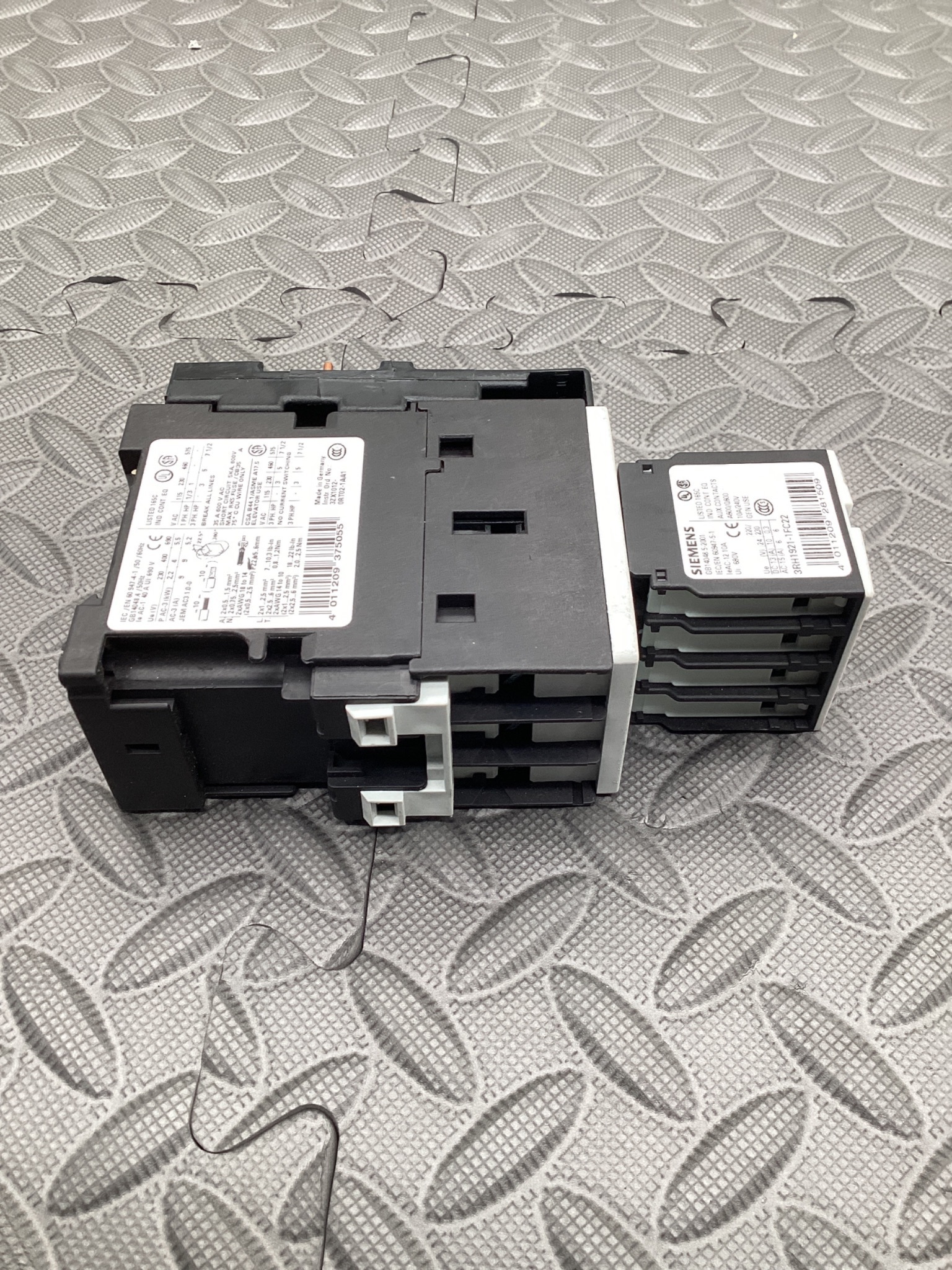 SIEMENS 3ZX1012‑0RT02‑1AA1 Contactor w/3RH1921‑1FC22 Aux Block 35A USED 3