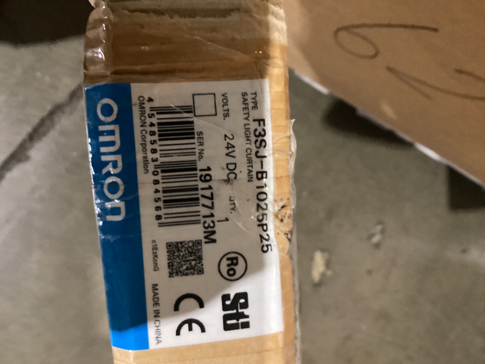 OMRON F3SJ-B1025P25-D + F3SJ-B1025-25-L SAFETY LIGHT CURTAIN NEW 3