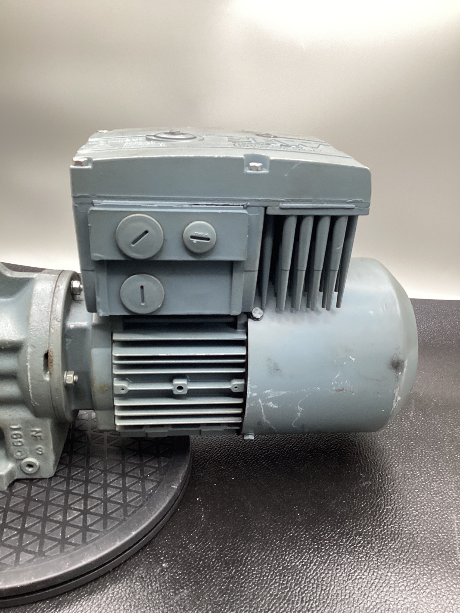 SEW-EURODRIVE K37 DT71D4/BMG/HR/MM03 HELICAL-BEVEL GEAR MOTOR USED 1